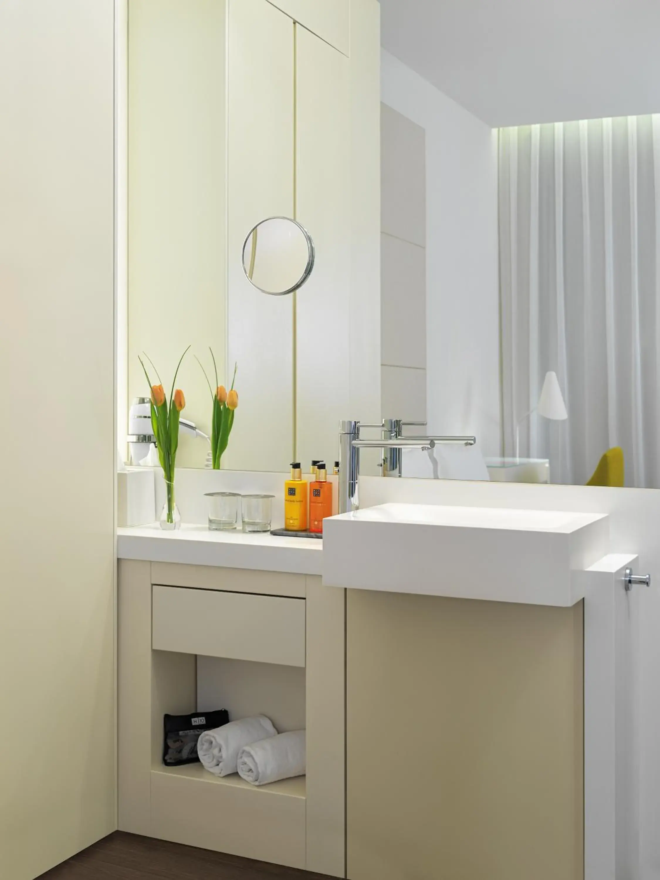 Bathroom in H10 Urquinaona Plaza Bathroom in H10 Urquinaona Plaza