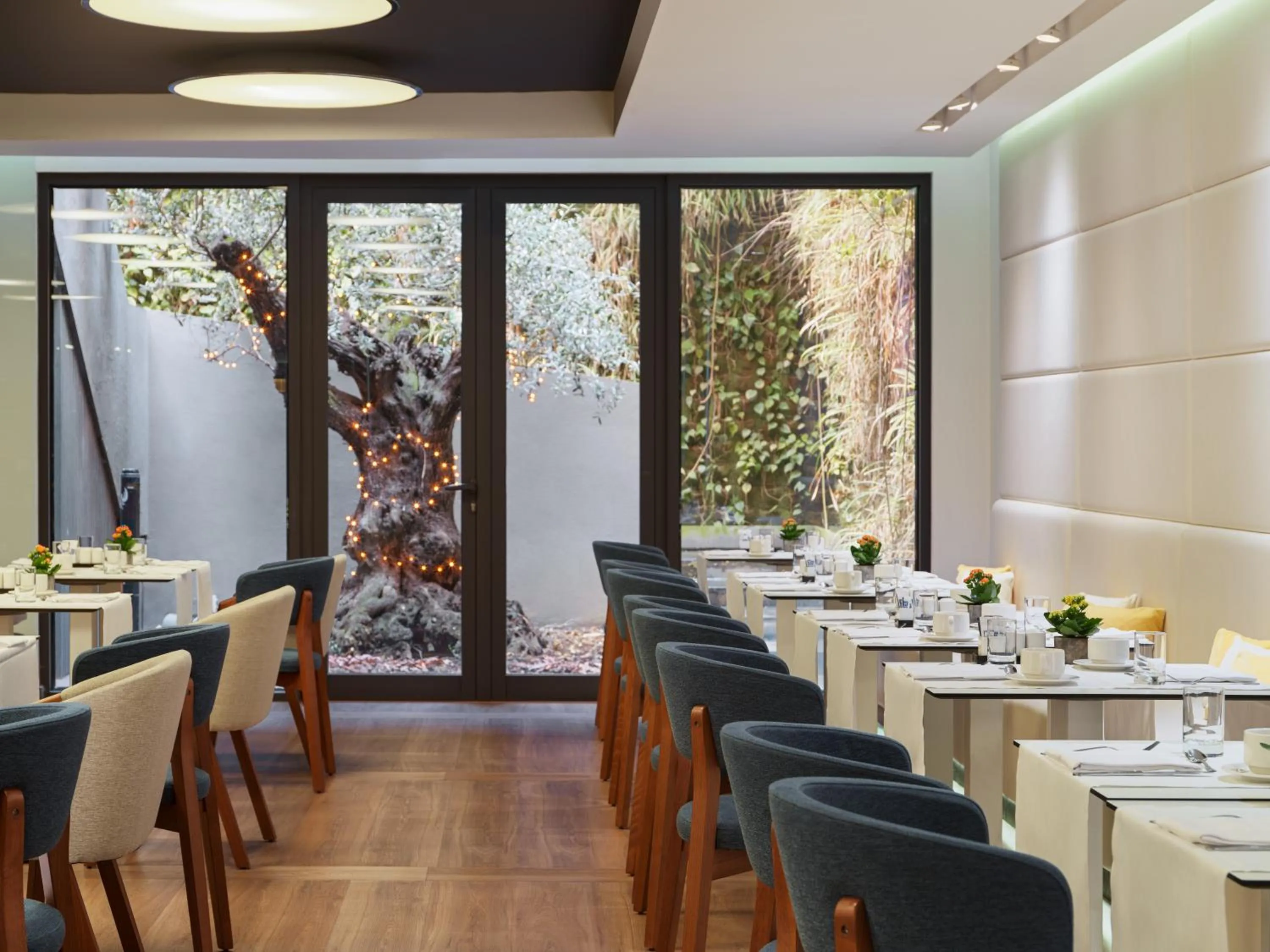 Restaurant/places to eat in H10 Urquinaona Plaza