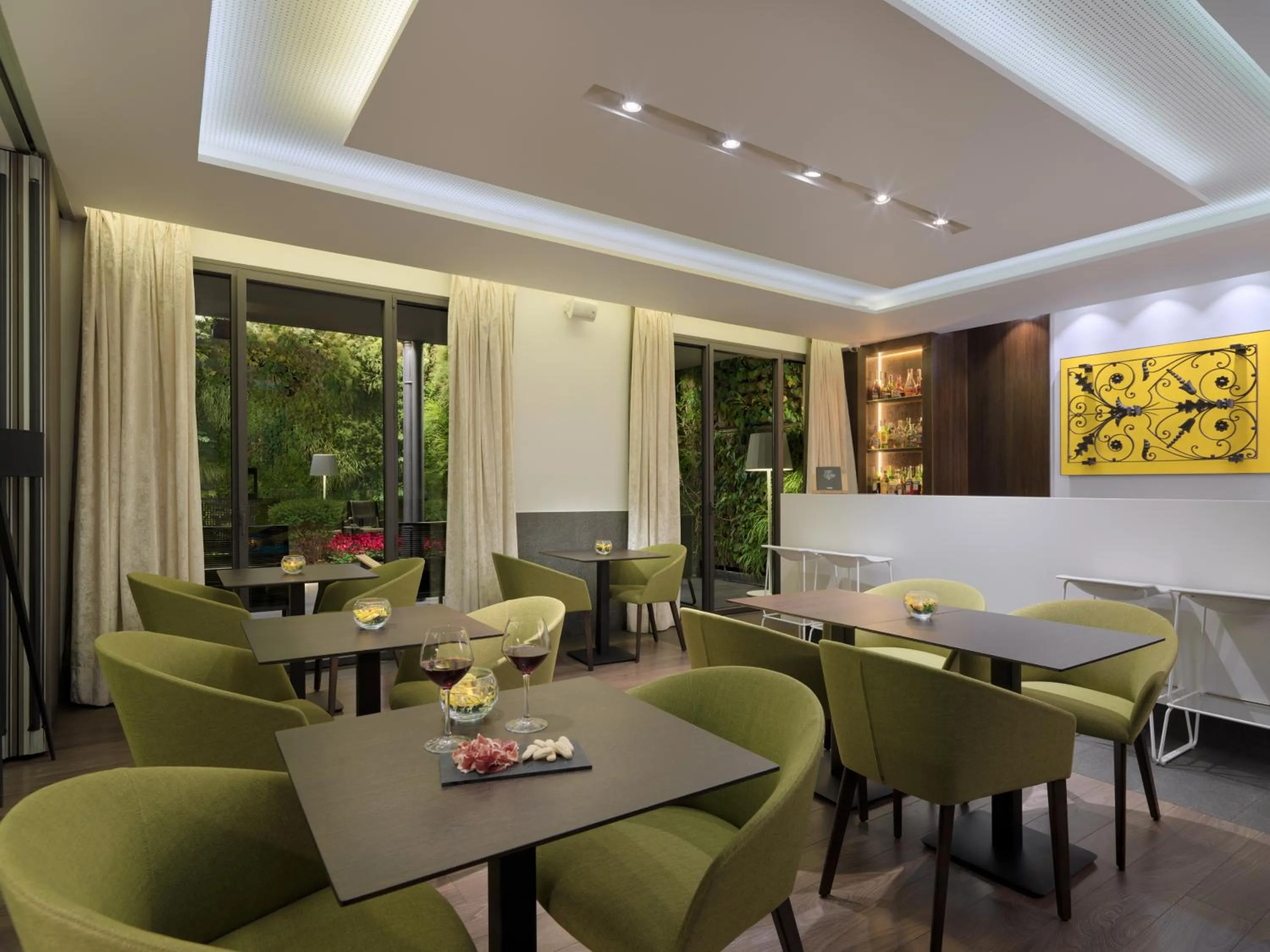 Lounge or bar in H10 Urquinaona Plaza