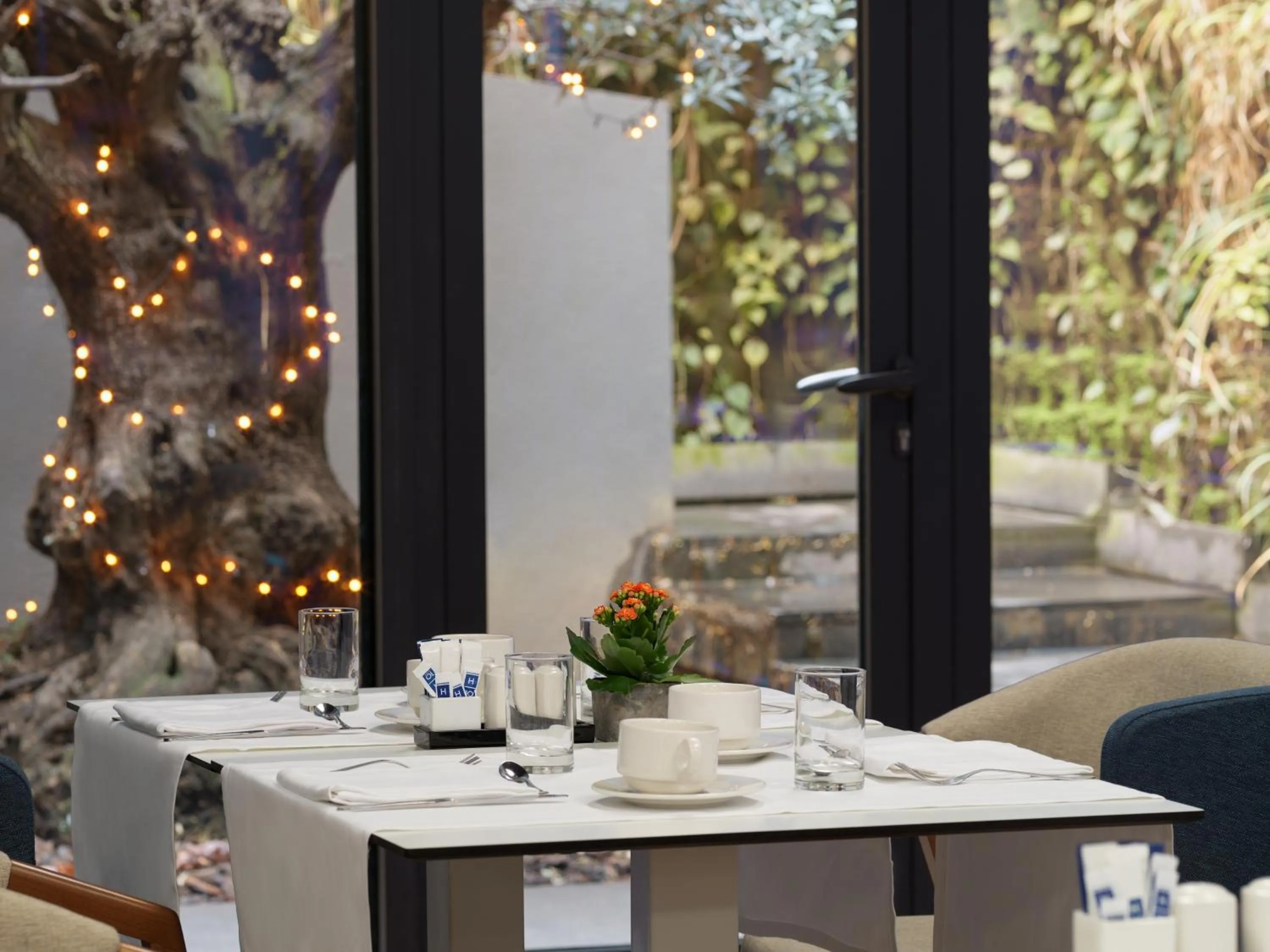 Restaurant/places to eat in H10 Urquinaona Plaza