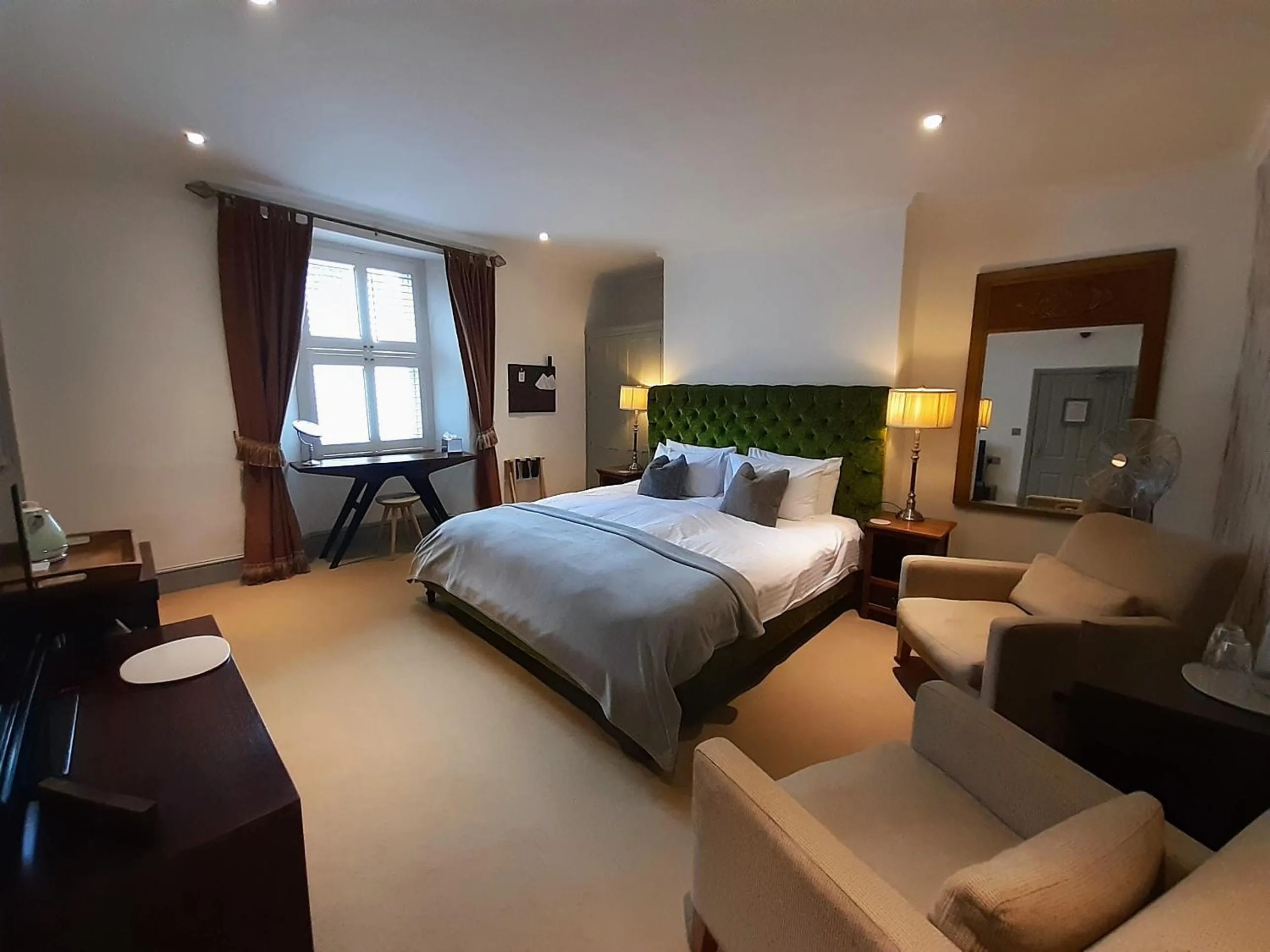 Bedroom, Bed in Browns Hotel