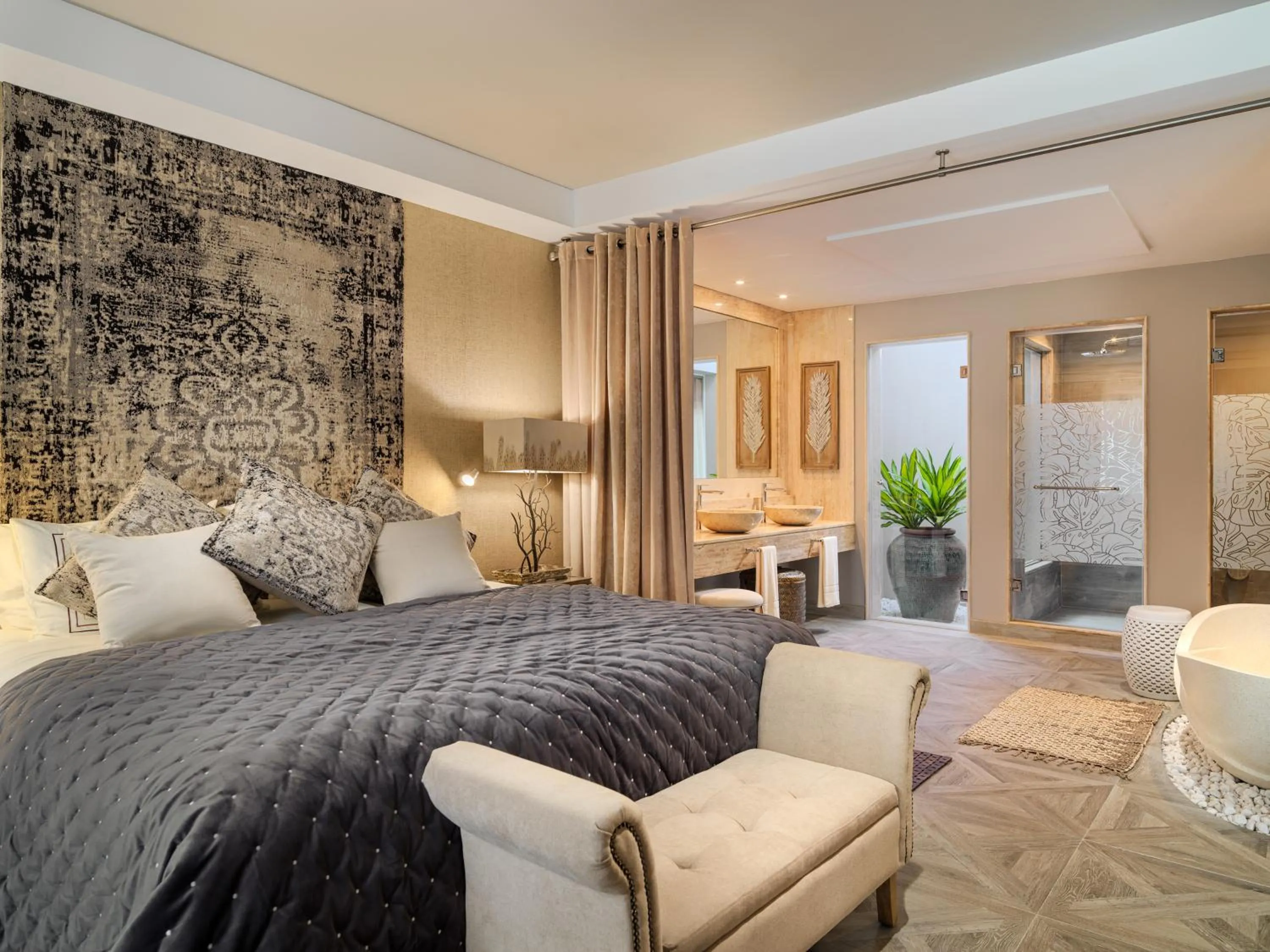 Photo of the whole room, Bed in Royal River, Luxury Hotel - Adults Only