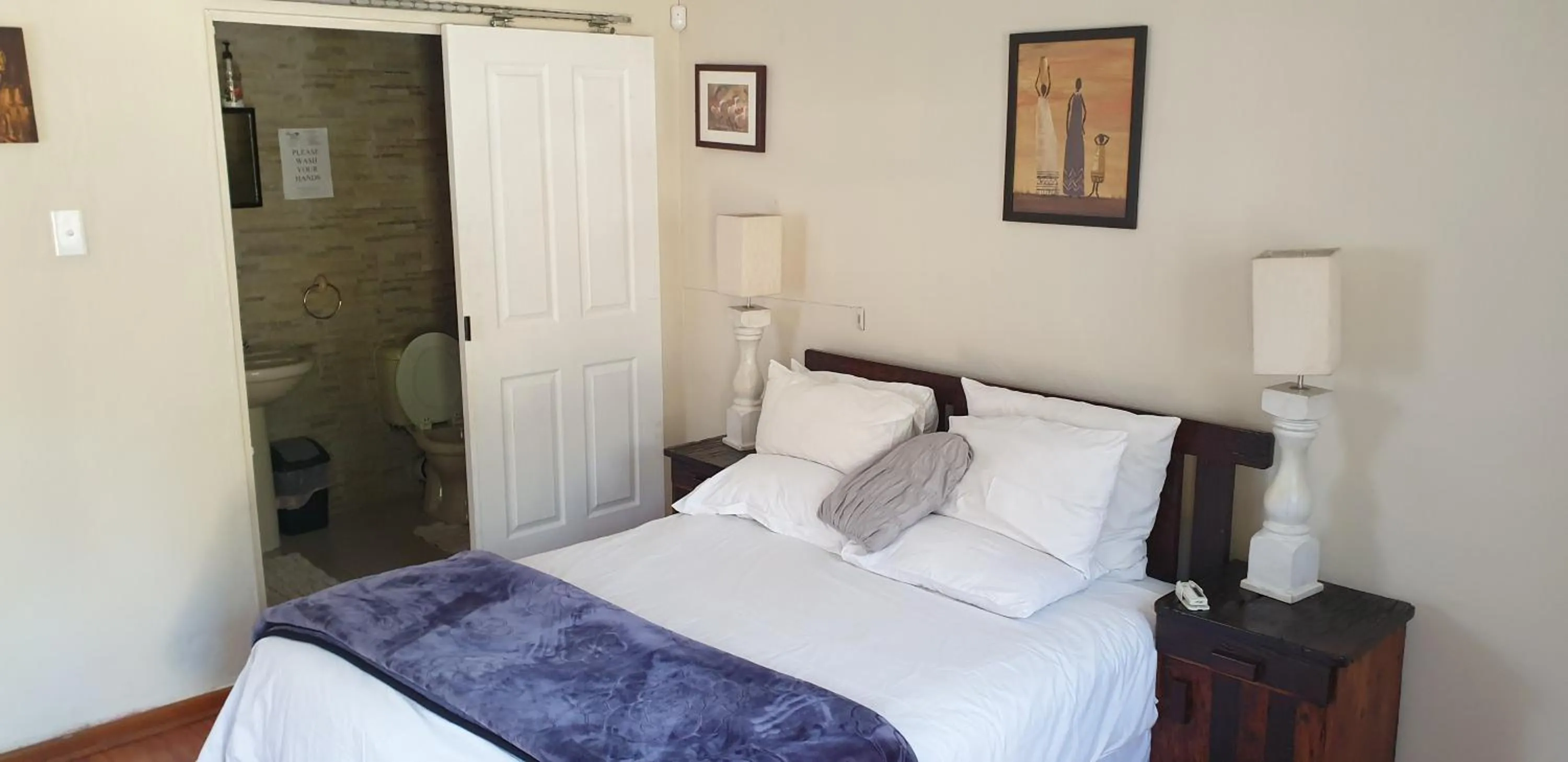 Single Room with Bathroom - single occupancy in The Sleeping Bao B&B