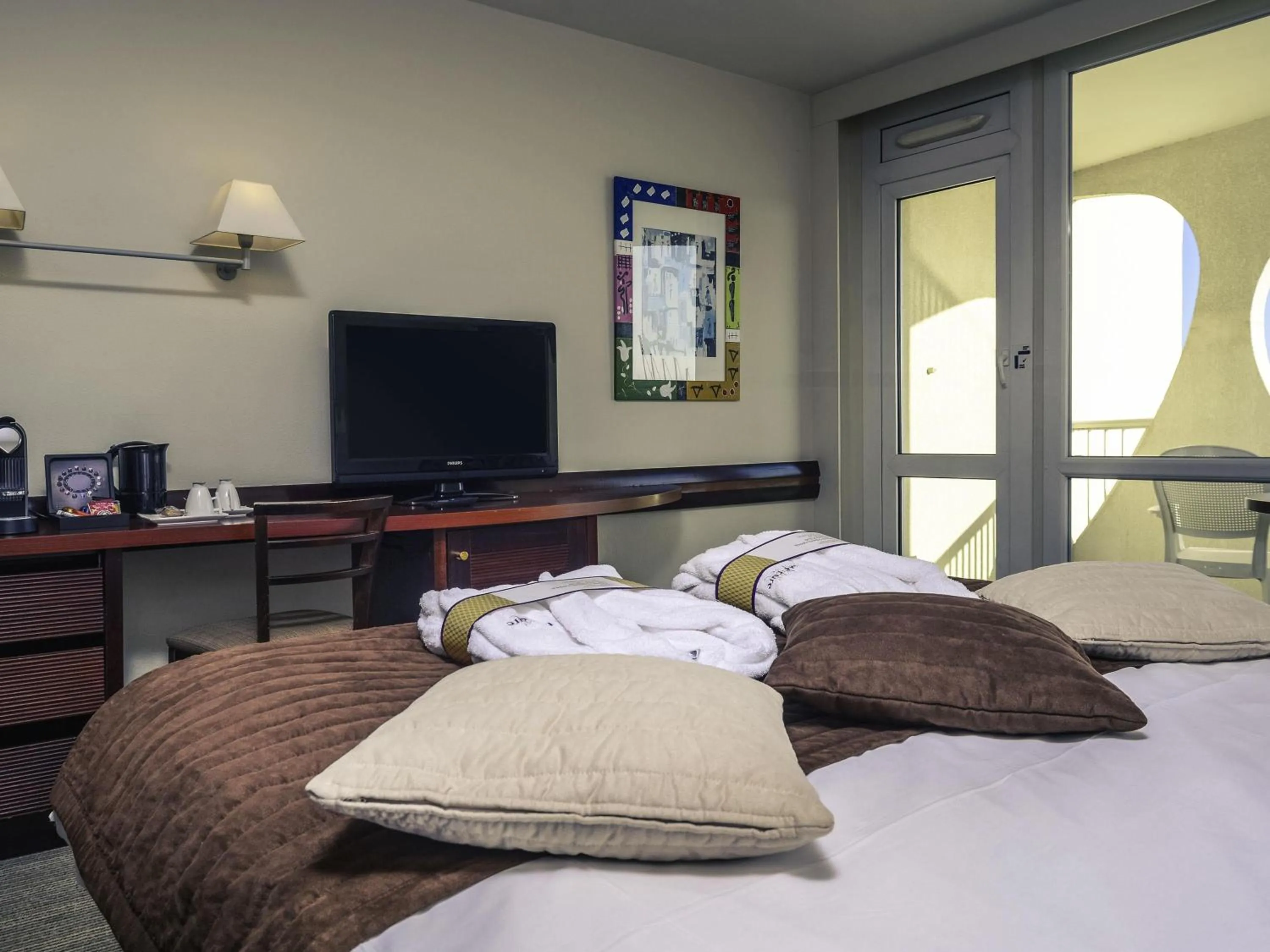 Photo of the whole room, Bed in Mercure Port La Grande Motte