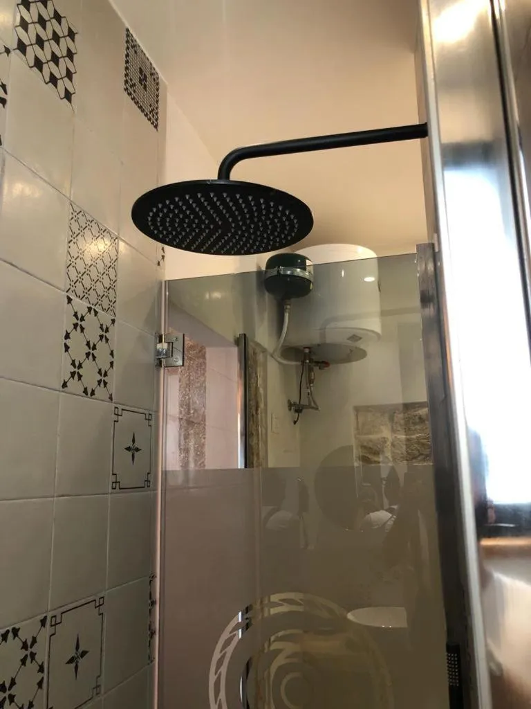 Shower in Locus Pendinelli Trani