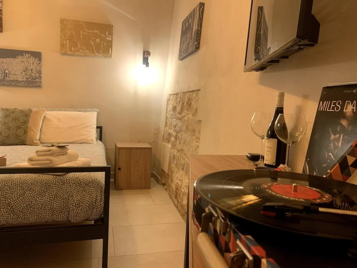 Evening entertainment, Bed in Locus Pendinelli Trani