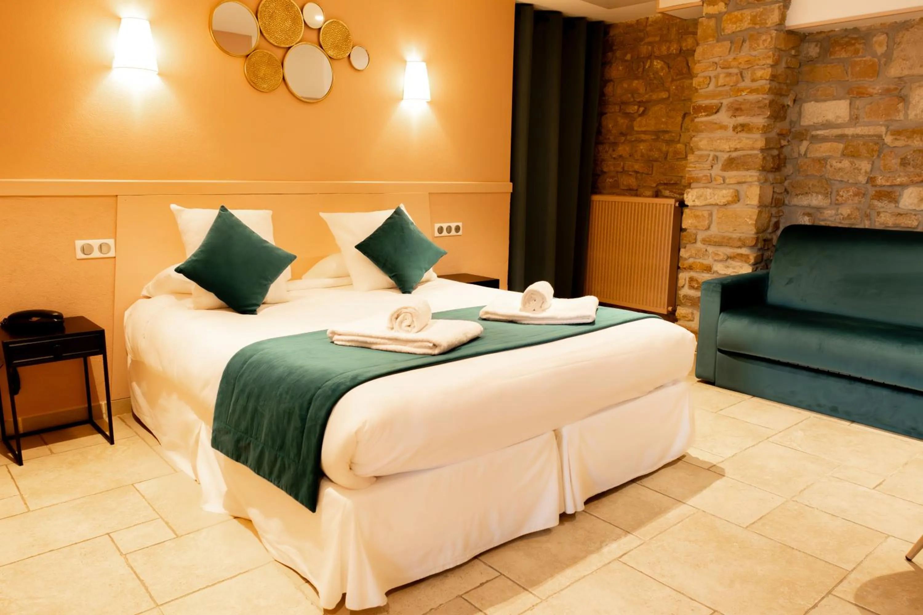 Bed in Le Central Boutique Hôtel