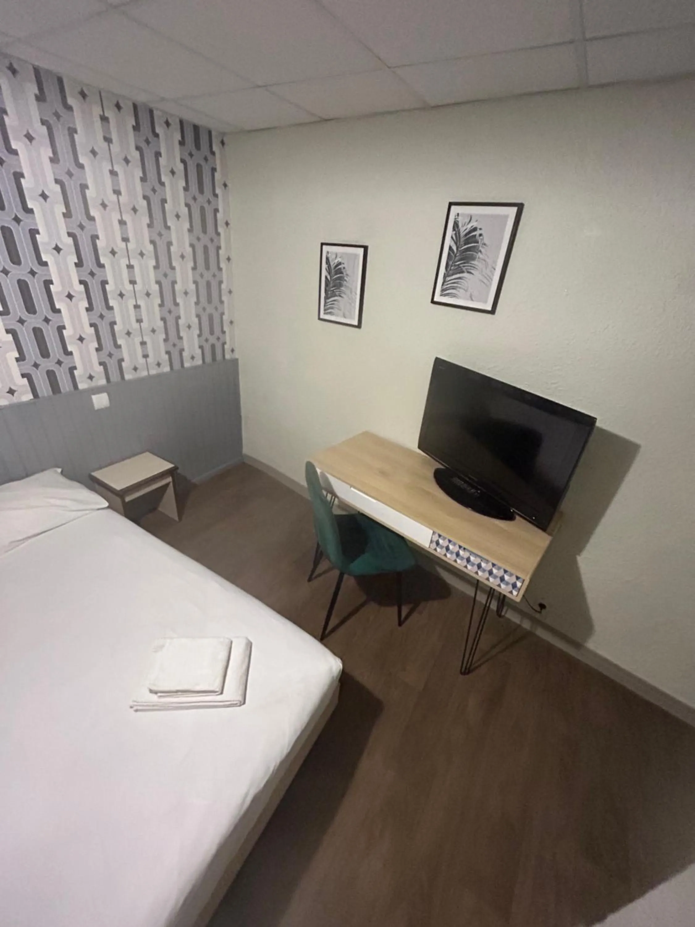 Photo of the whole room, Bed in Initial by balladins, Hôtel Restaurant Broisin