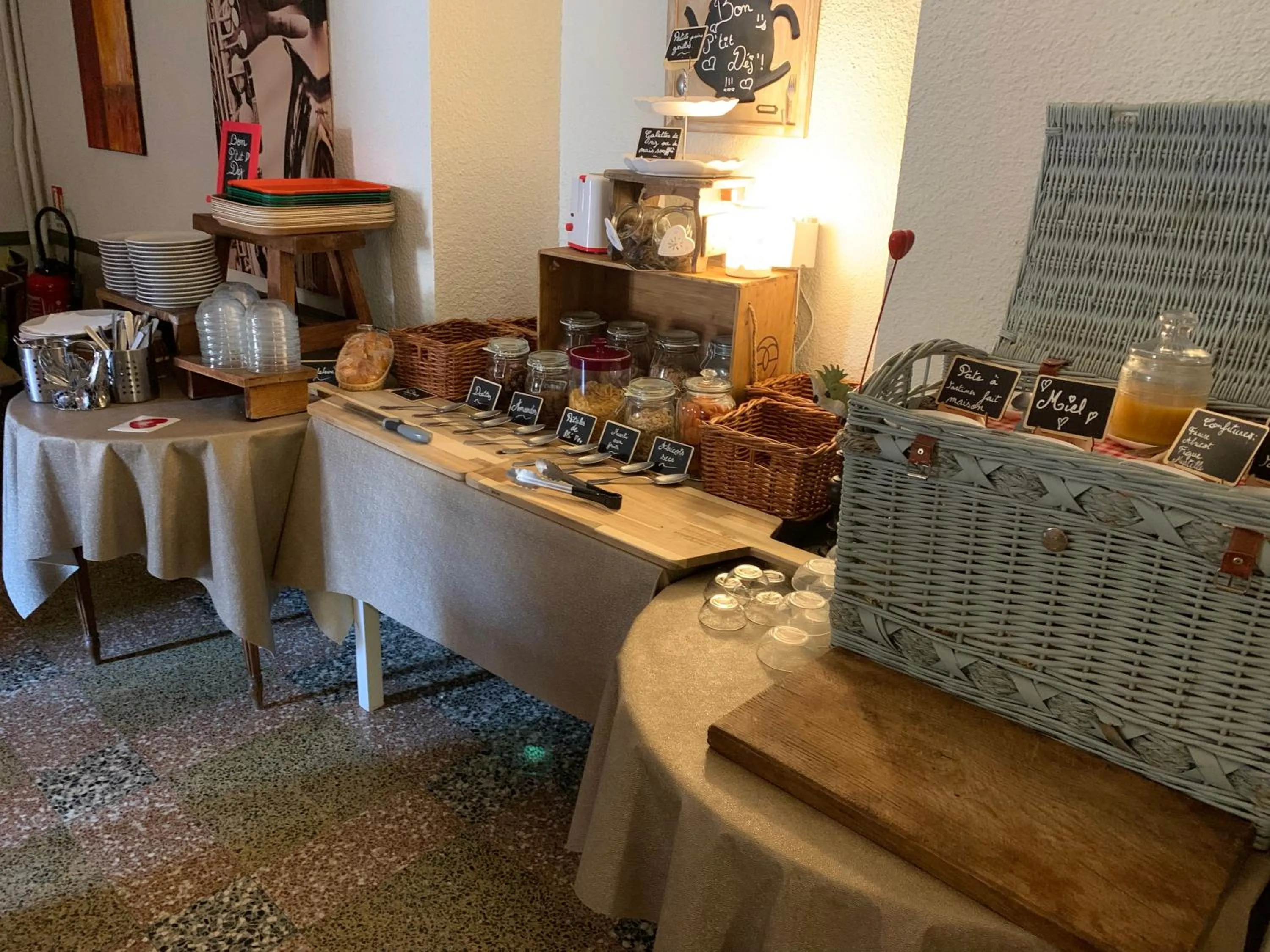 Food and drinks in Initial by balladins, Hôtel Restaurant Broisin