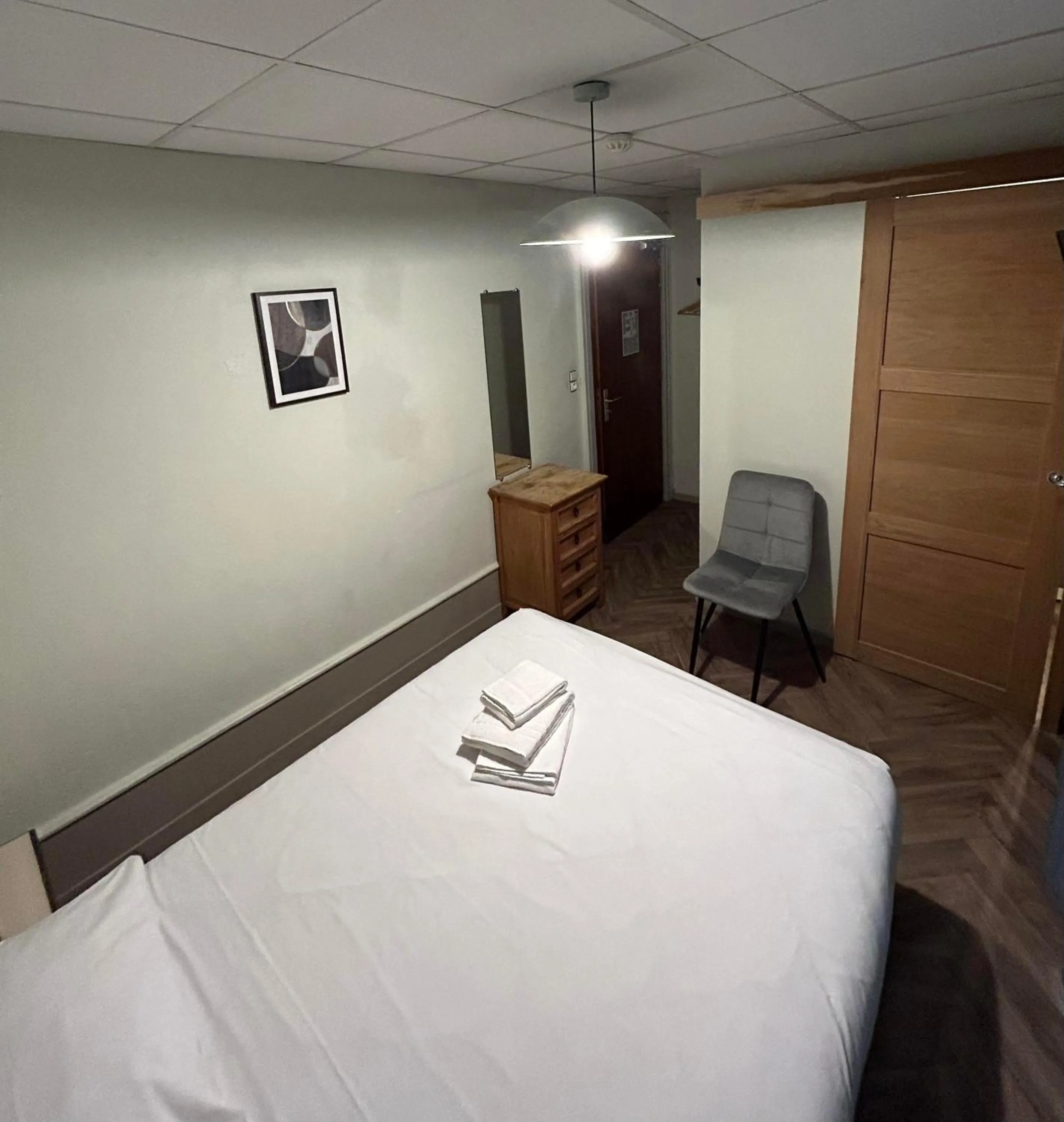 Photo of the whole room, Bed in Initial by balladins, Hôtel Restaurant Broisin