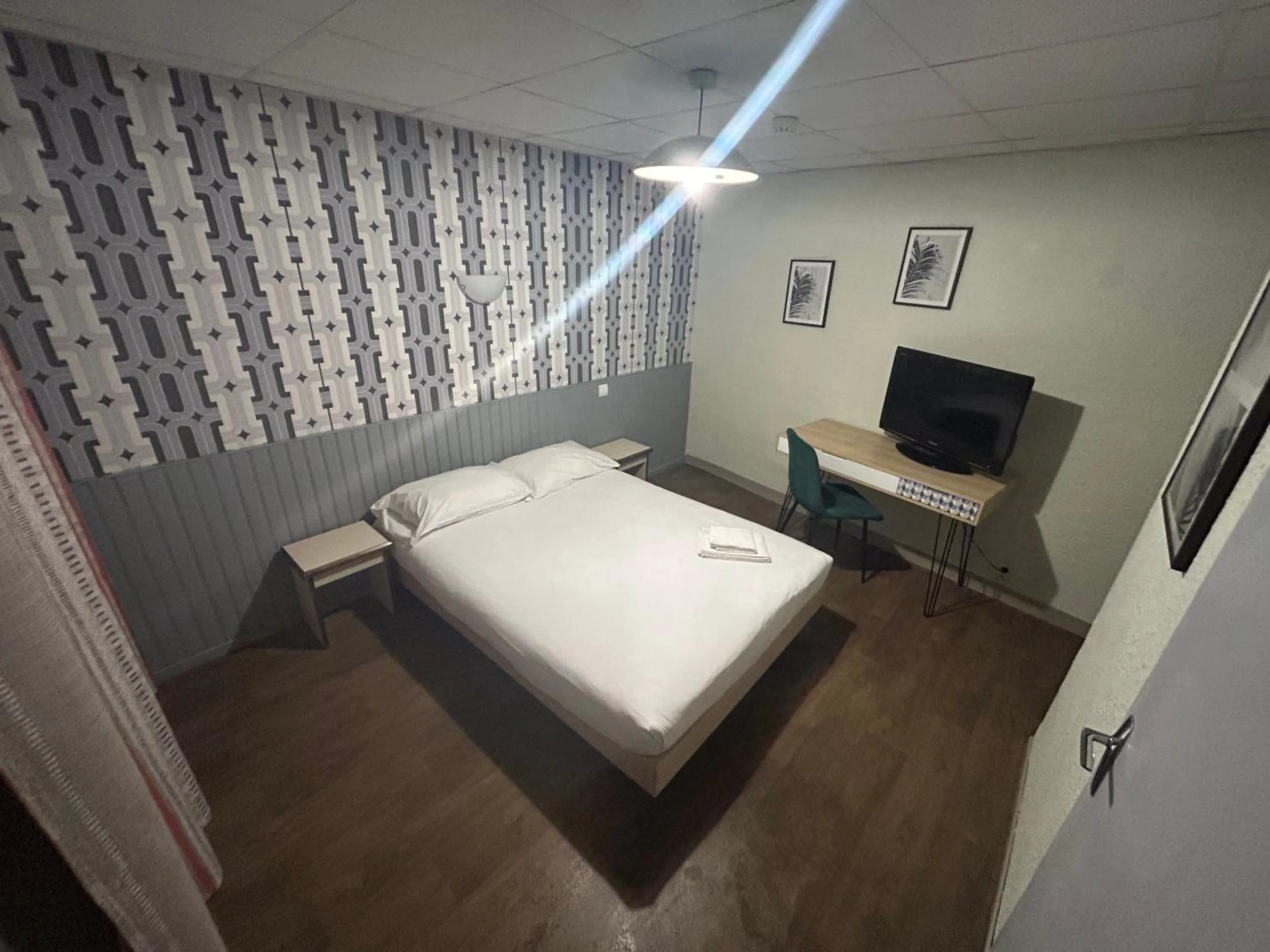 Photo of the whole room, Bed in Initial by balladins, Hôtel Restaurant Broisin