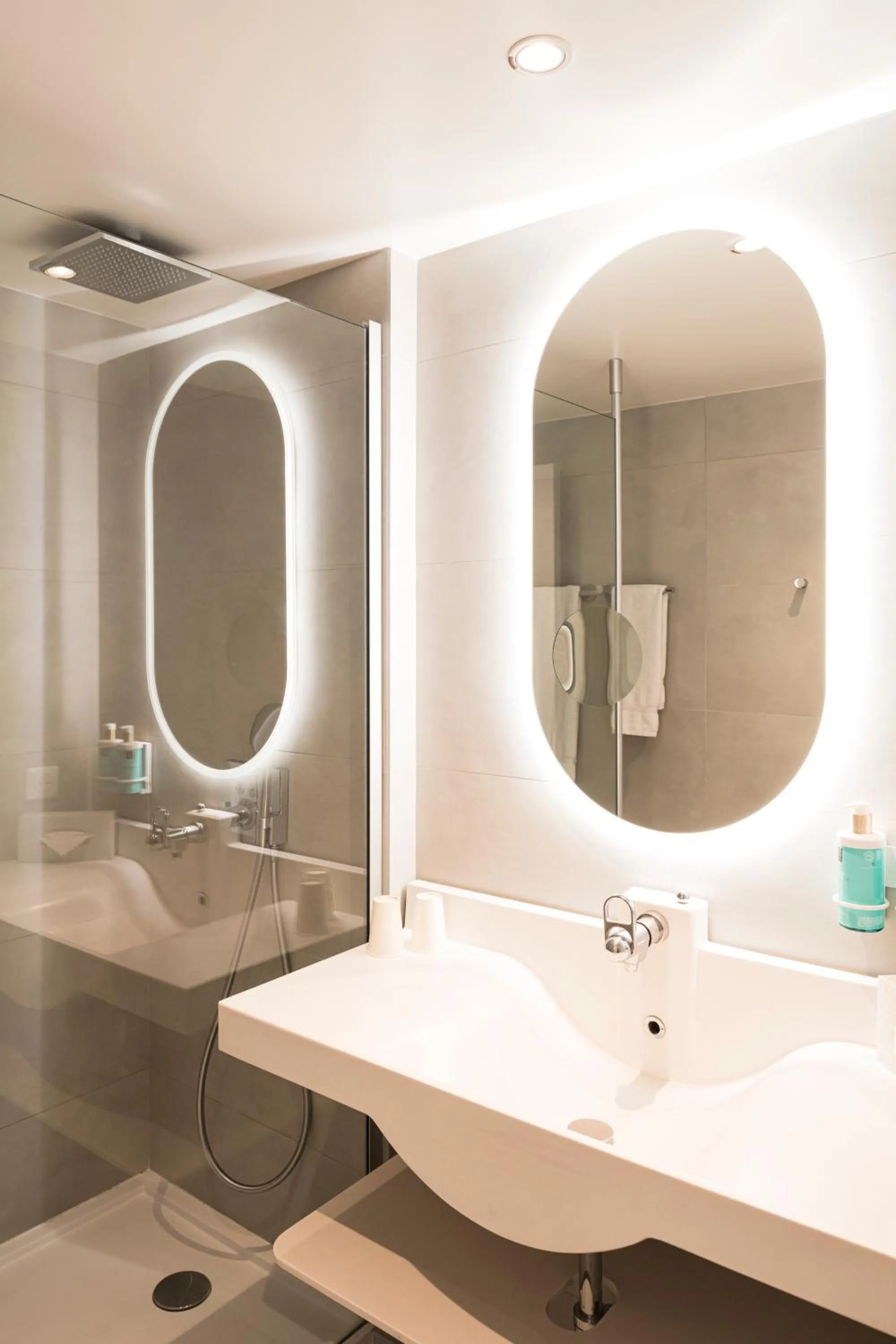 Bathroom in Novotel Bordeaux Lac