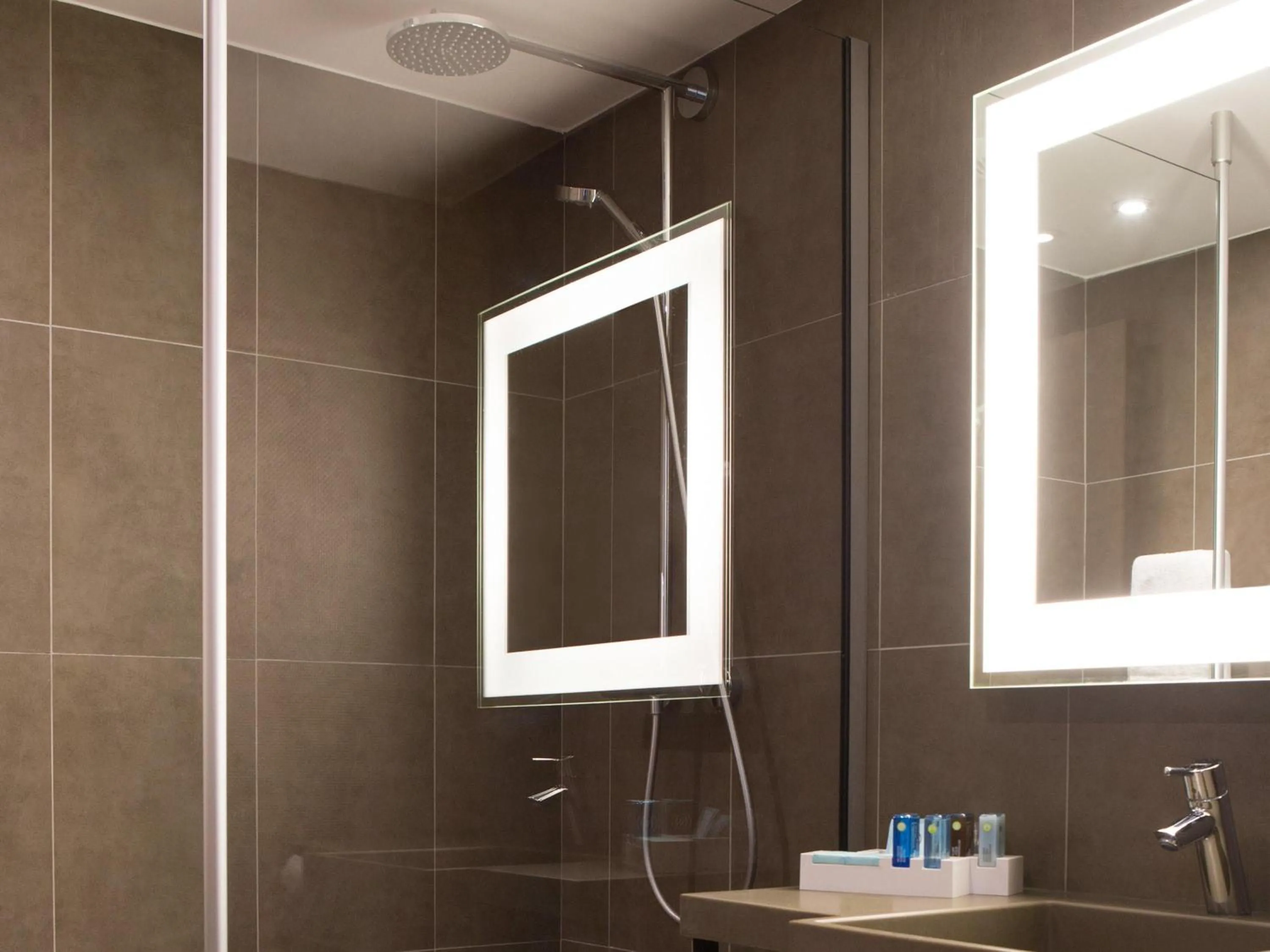 Bedroom in Novotel Bordeaux Lac