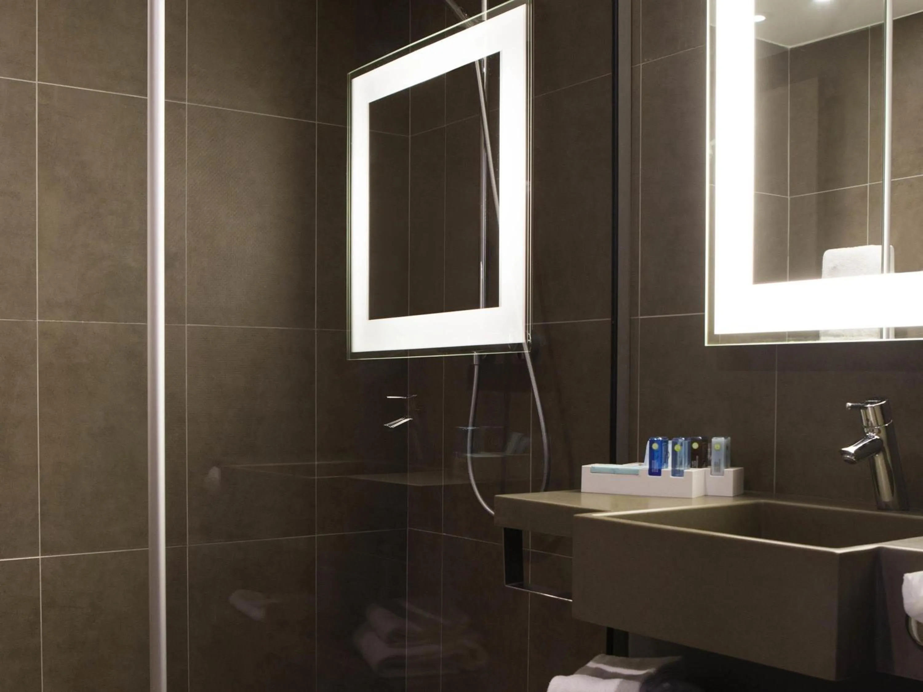 Bedroom in Novotel Bordeaux Lac