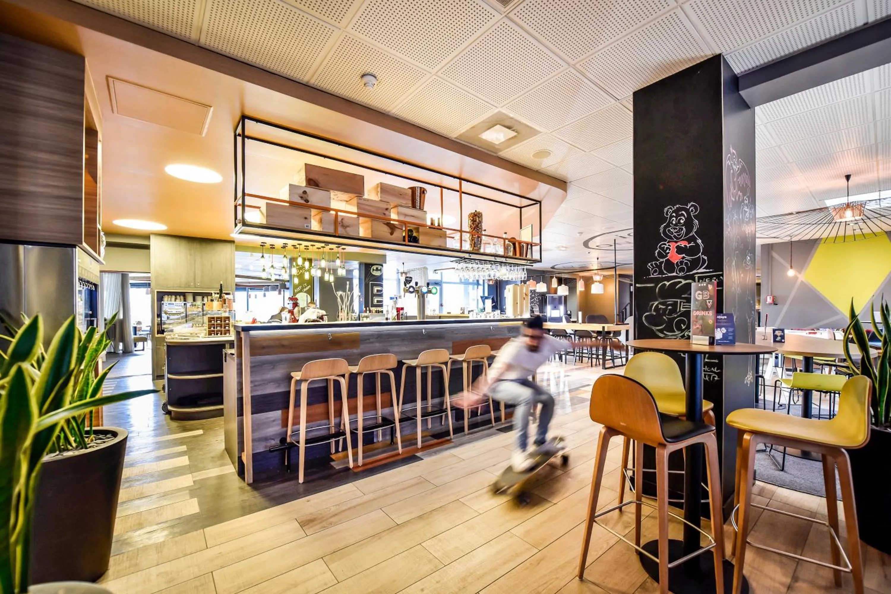 Restaurant/places to eat in Novotel Bordeaux Lac
