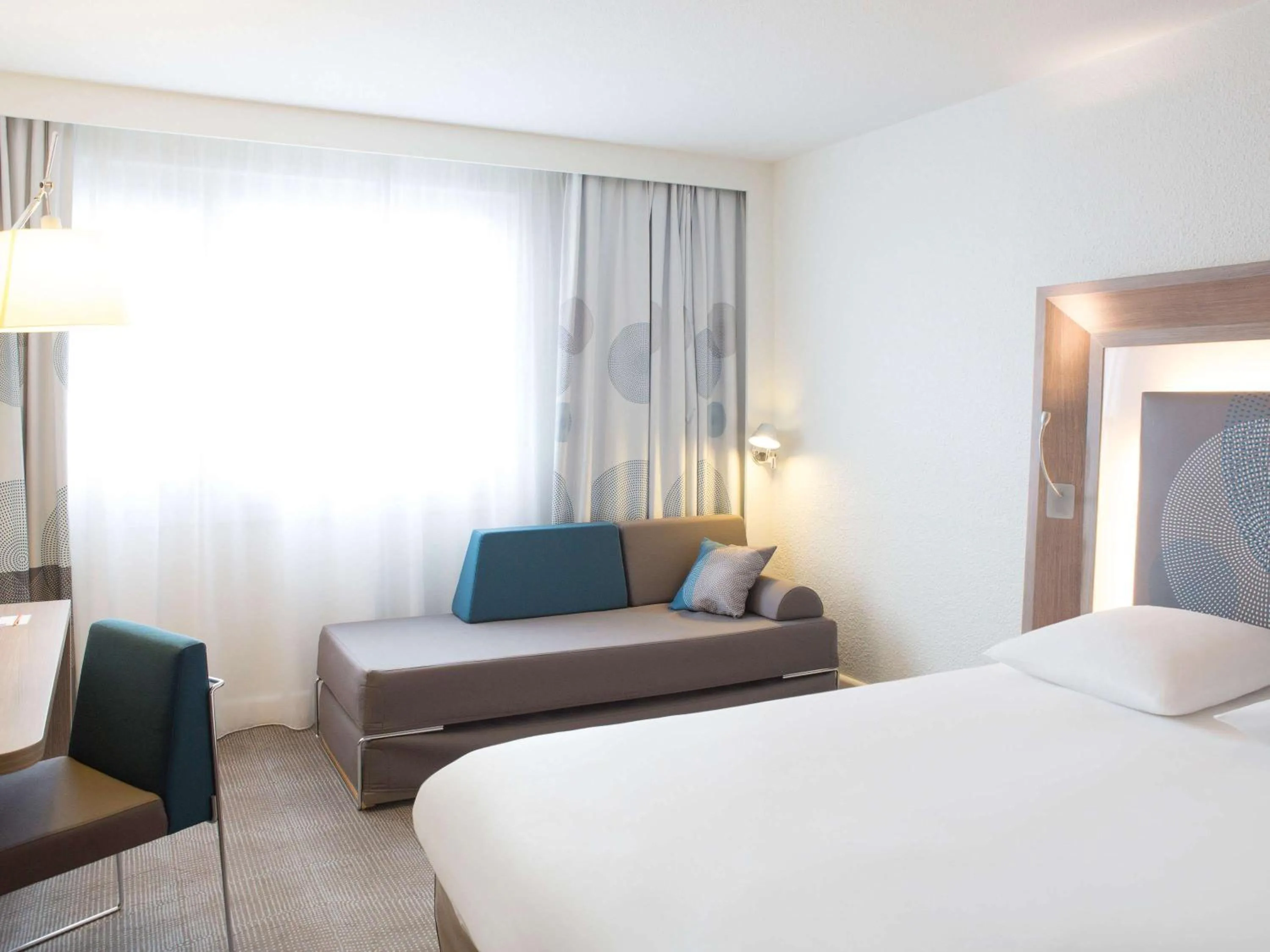 Property building, Bed in Novotel Bordeaux Lac