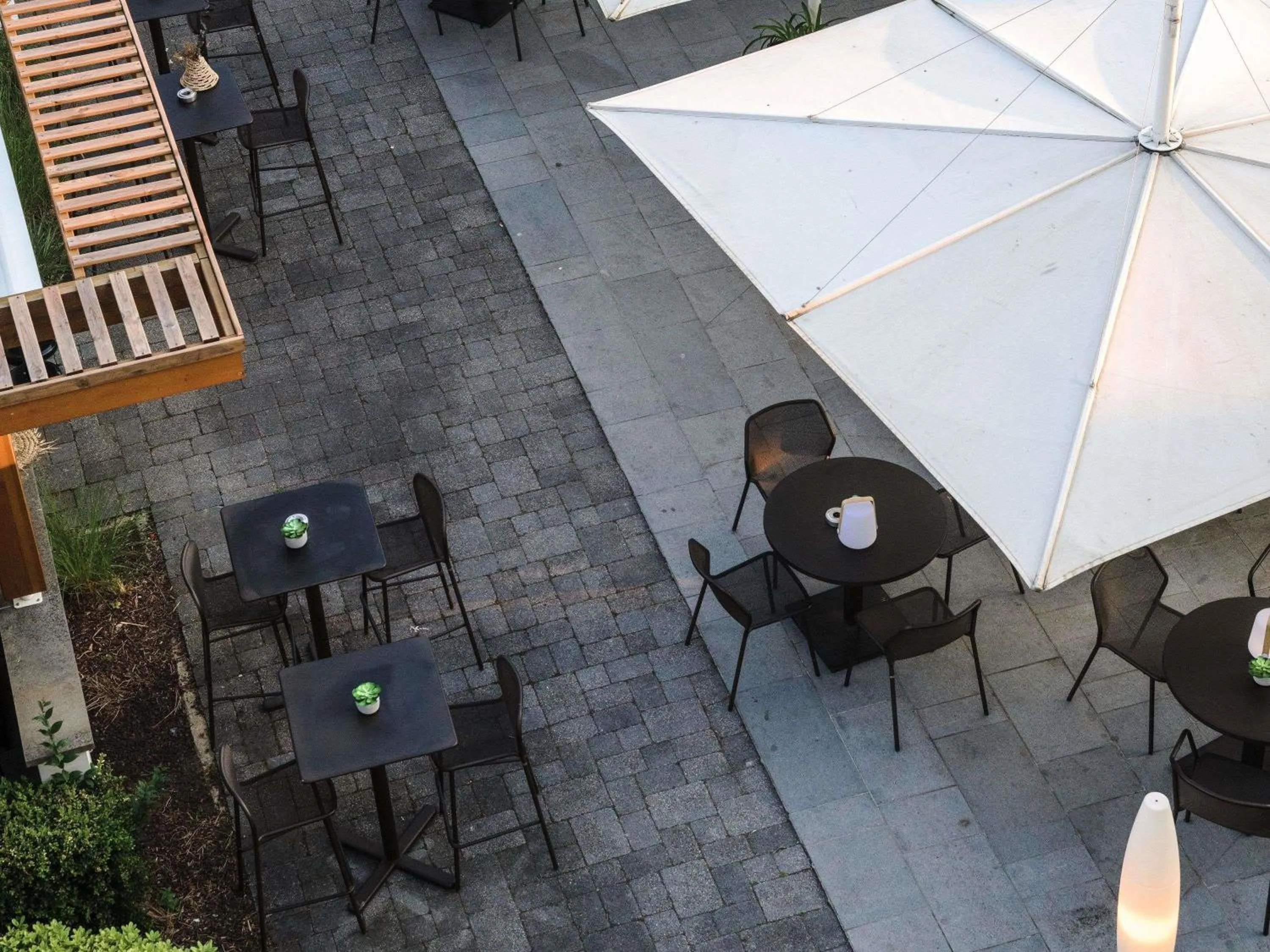 Lounge or bar in Novotel Bordeaux Lac