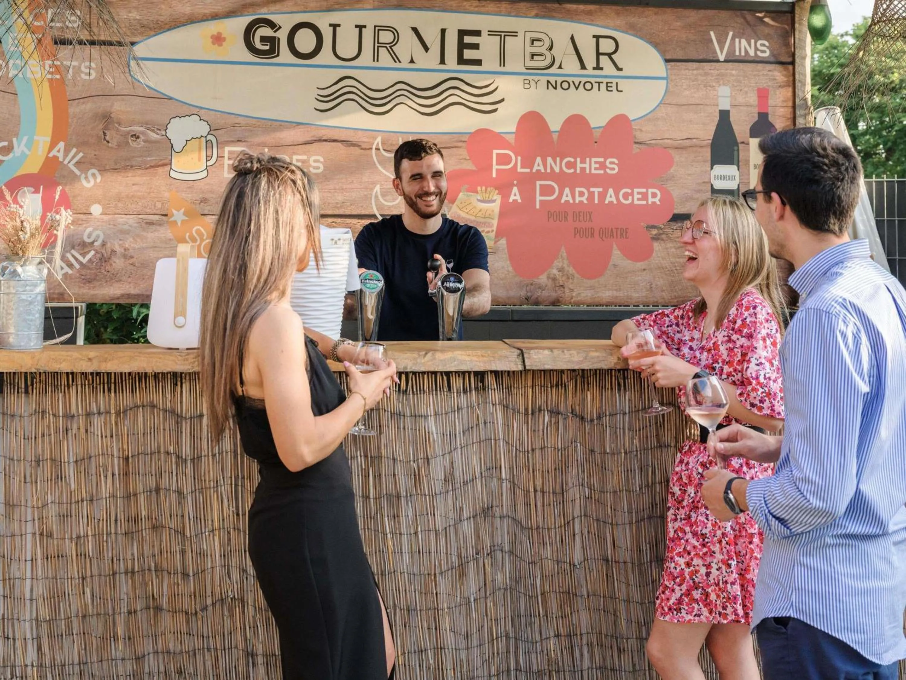 Lounge or bar in Novotel Bordeaux Lac