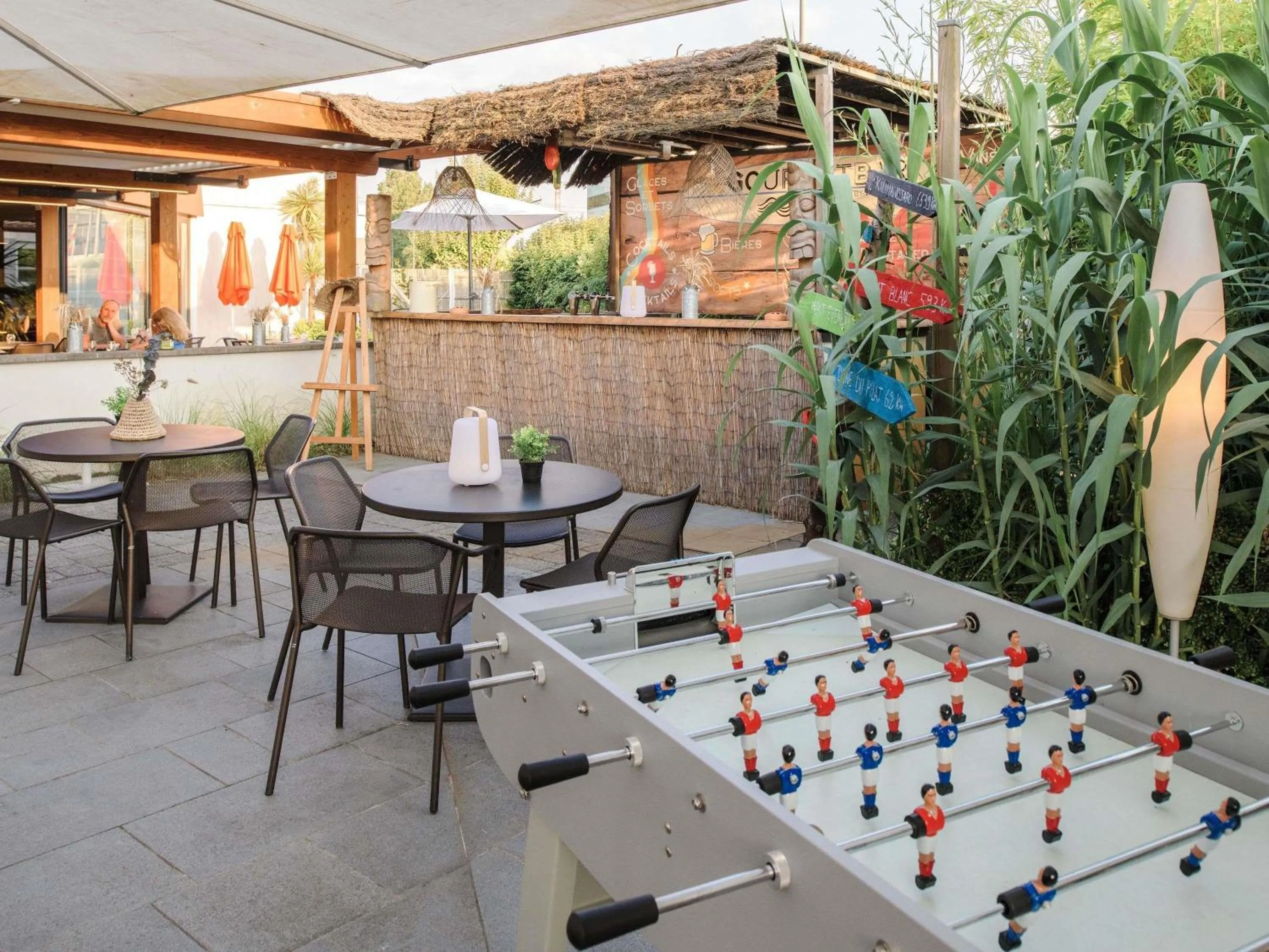 Lounge or bar in Novotel Bordeaux Lac