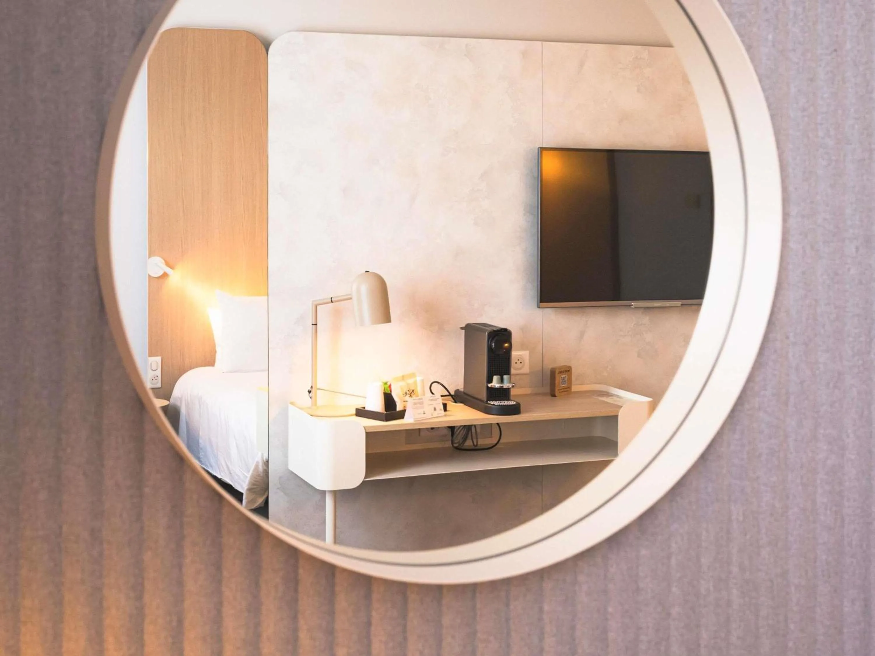 Bedroom in Novotel Bordeaux Lac