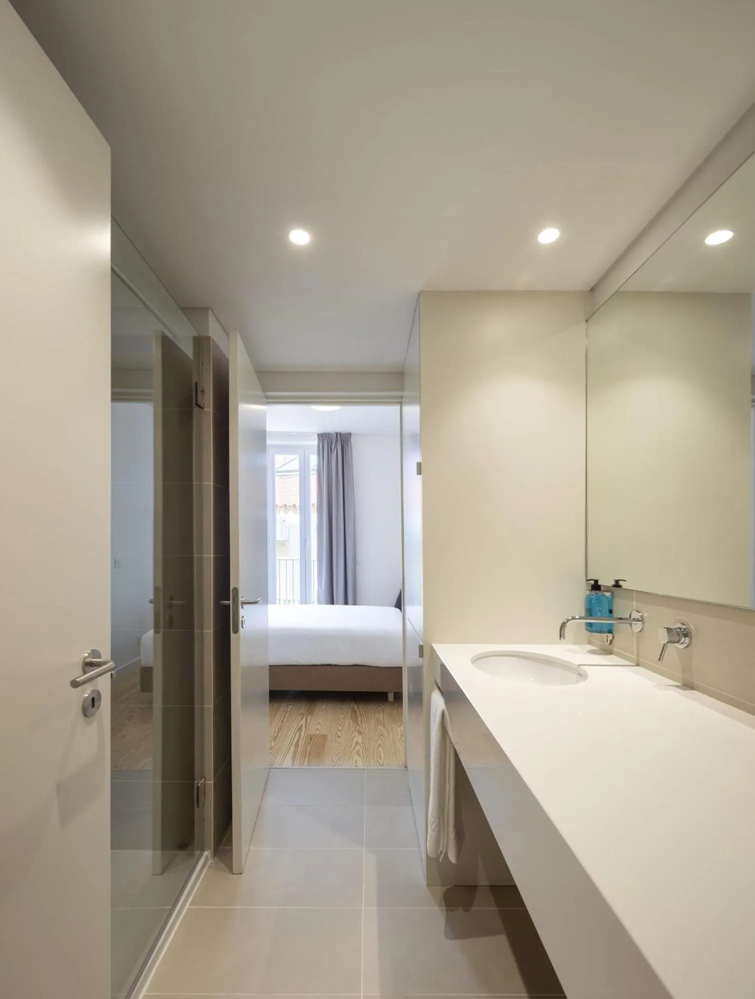 Bathroom, Bed in Lisbon Serviced Apartments - Santos