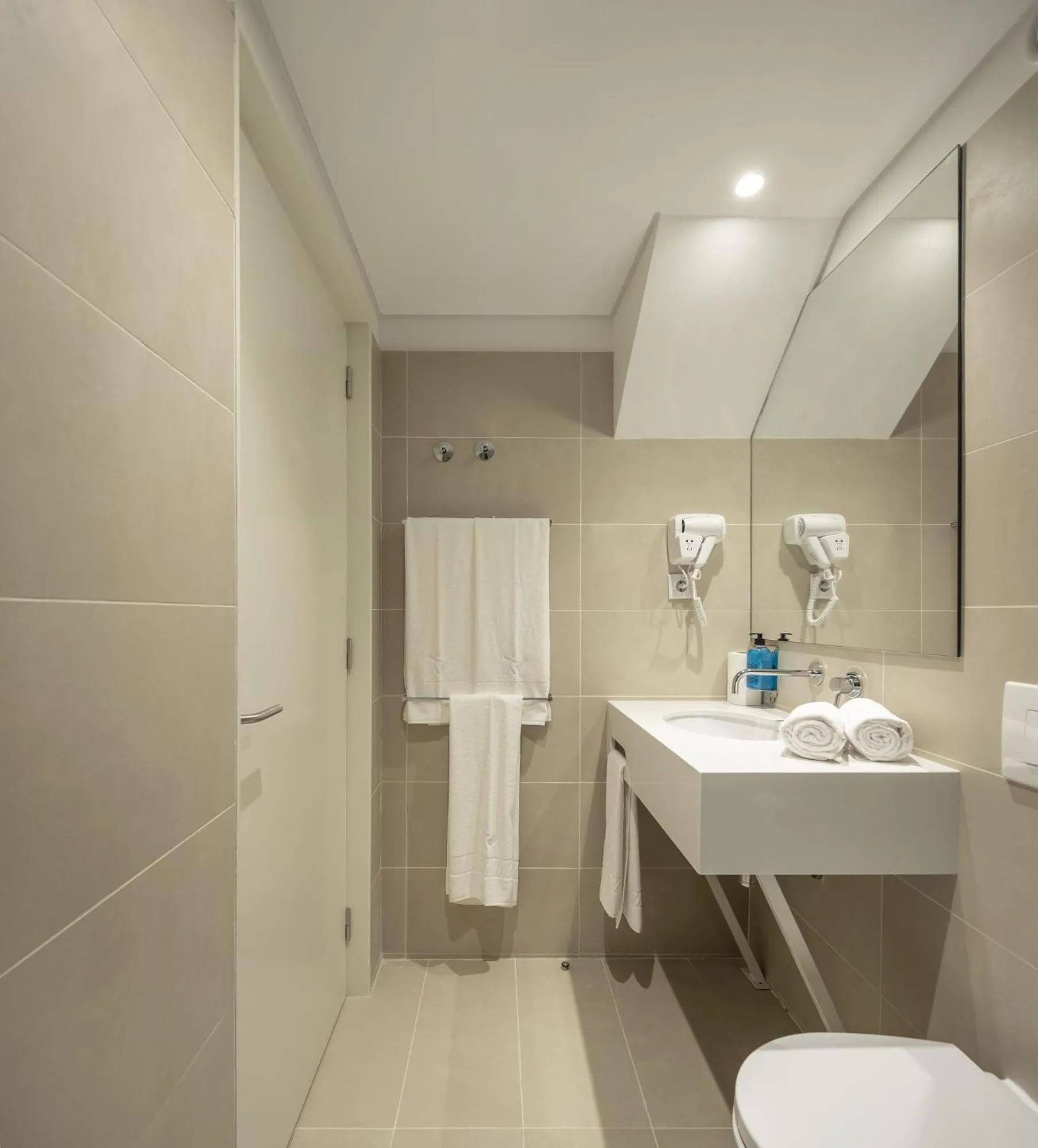 Bathroom in Lisbon Serviced Apartments - Santos
