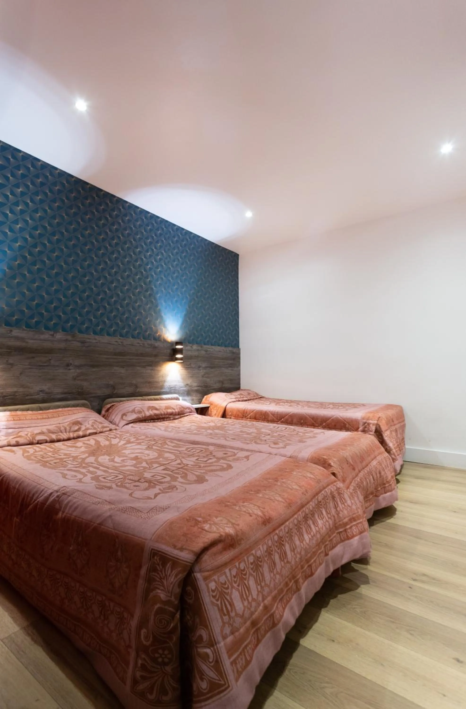 Bed in Hotel Leonard De Vinci 75011