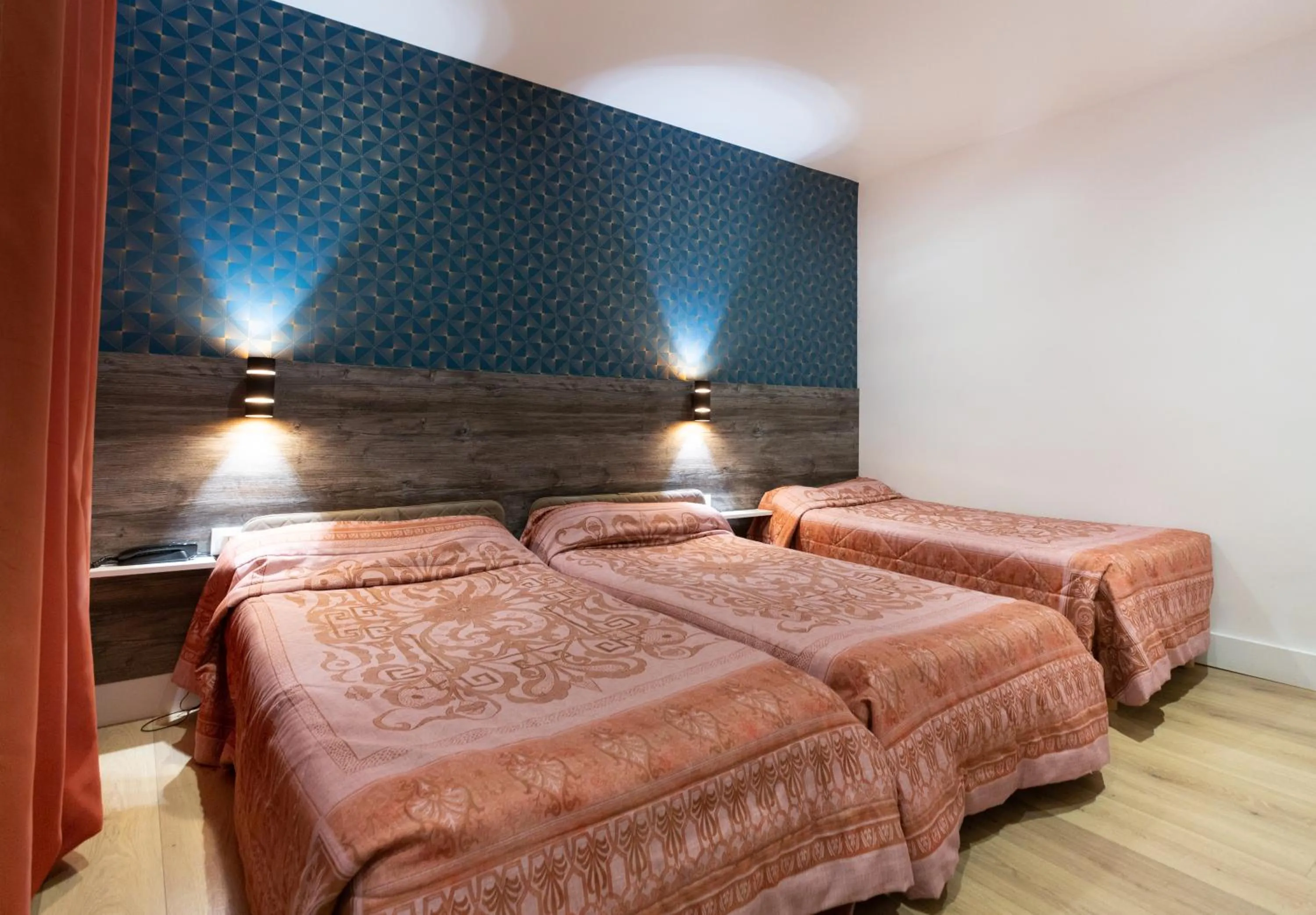 Bed in Hotel Leonard De Vinci 75011