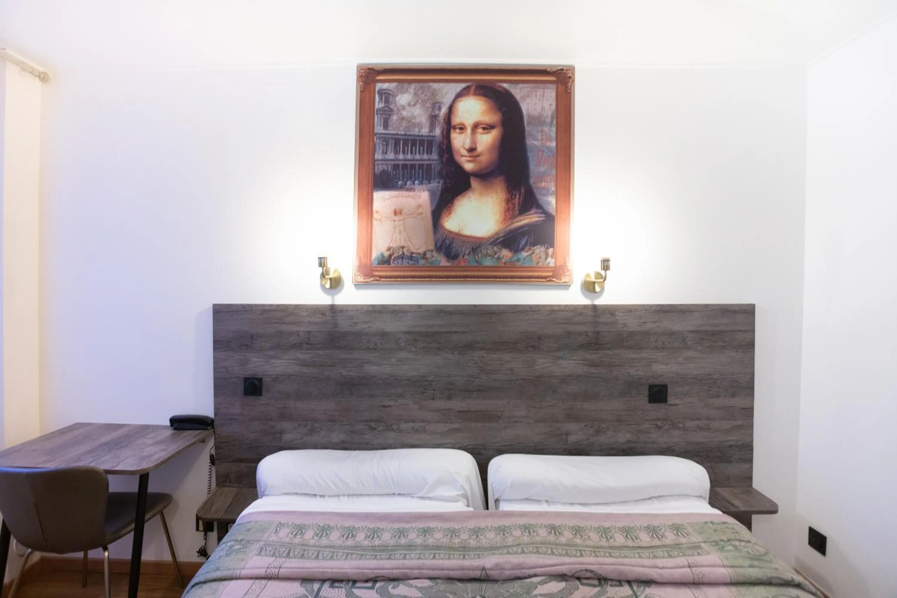 Bed in Hotel Leonard De Vinci 75011