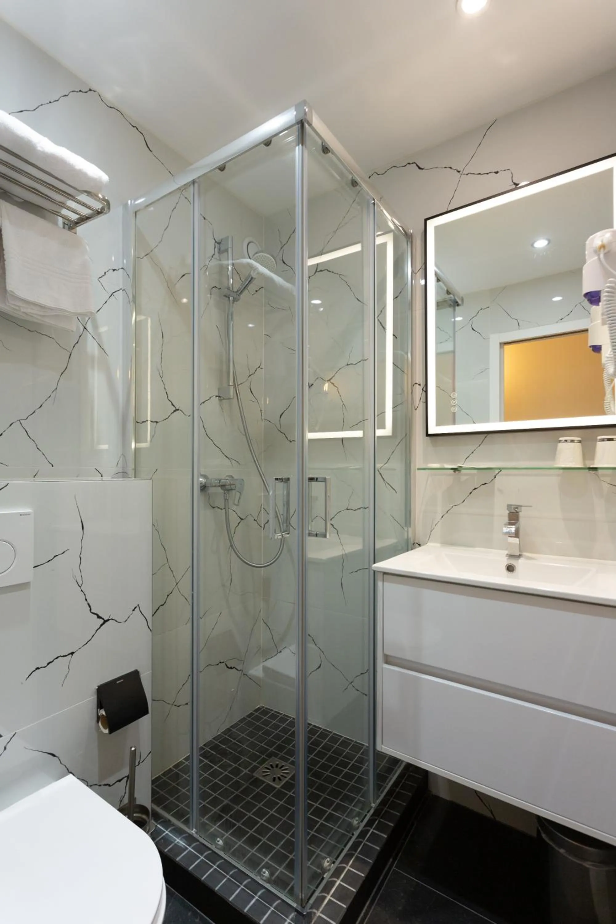 Hotel Leonard De Vinci 75011