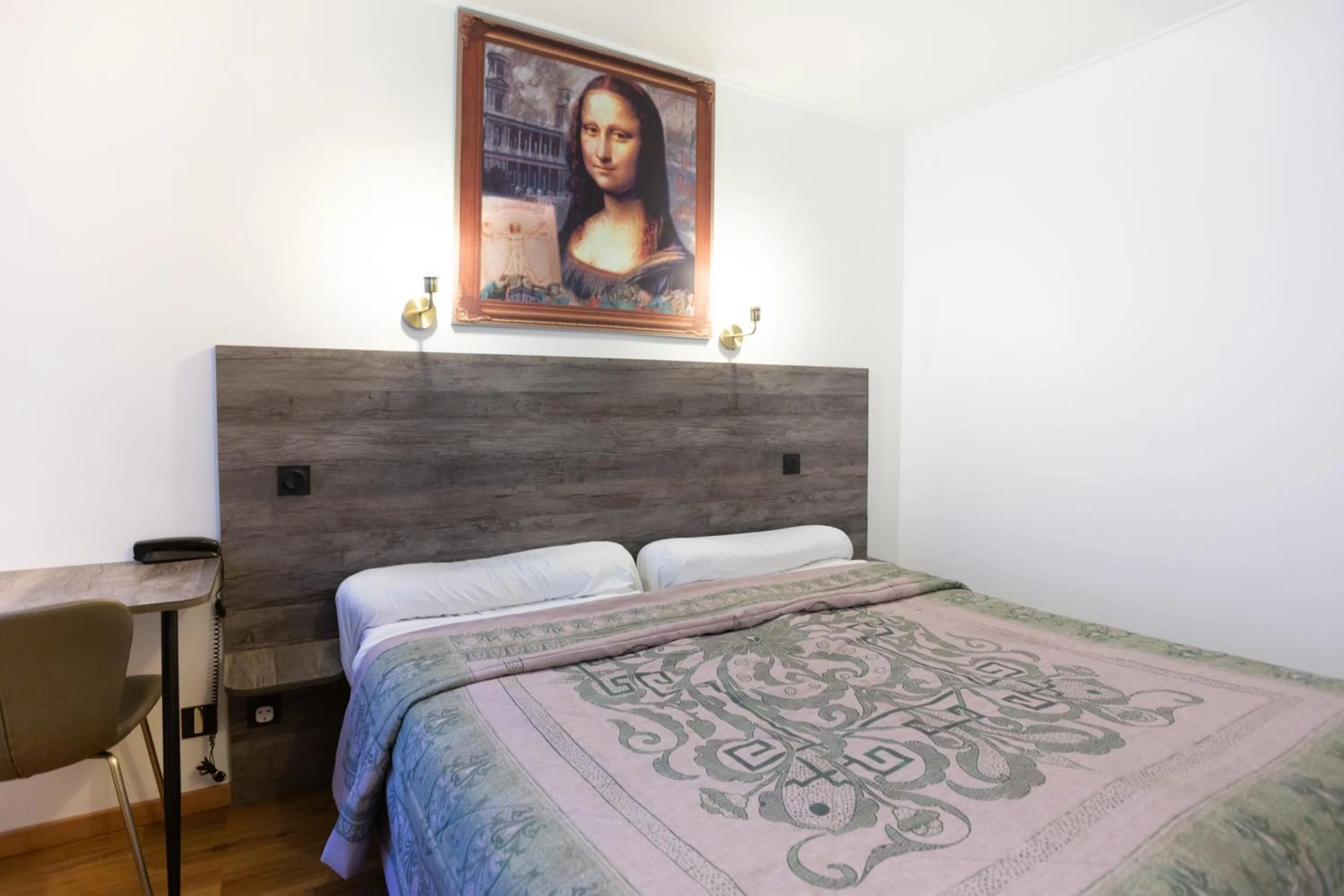 Bed in Hotel Leonard De Vinci 75011