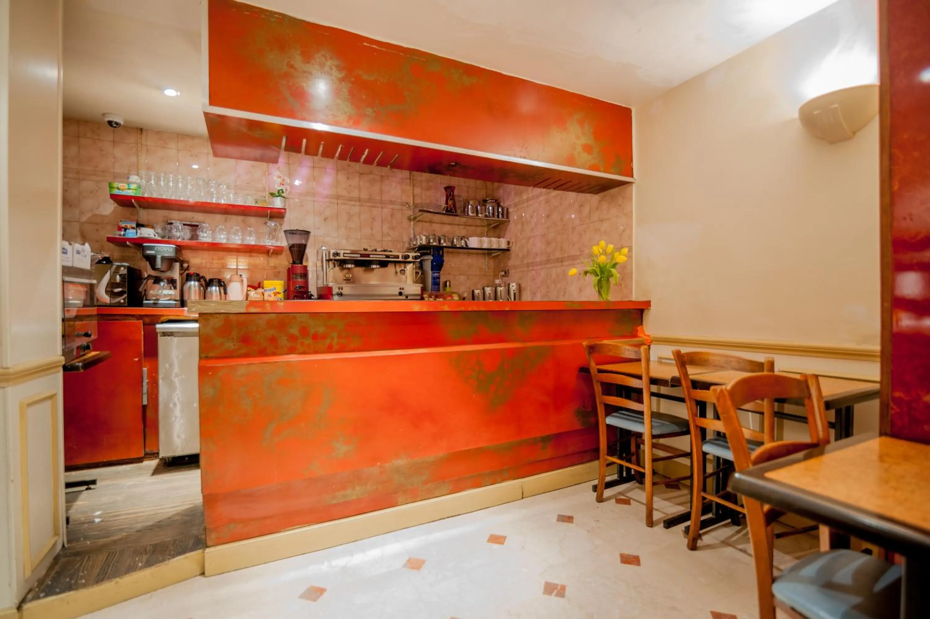 Lounge or bar in Hotel Leonard De Vinci 75011