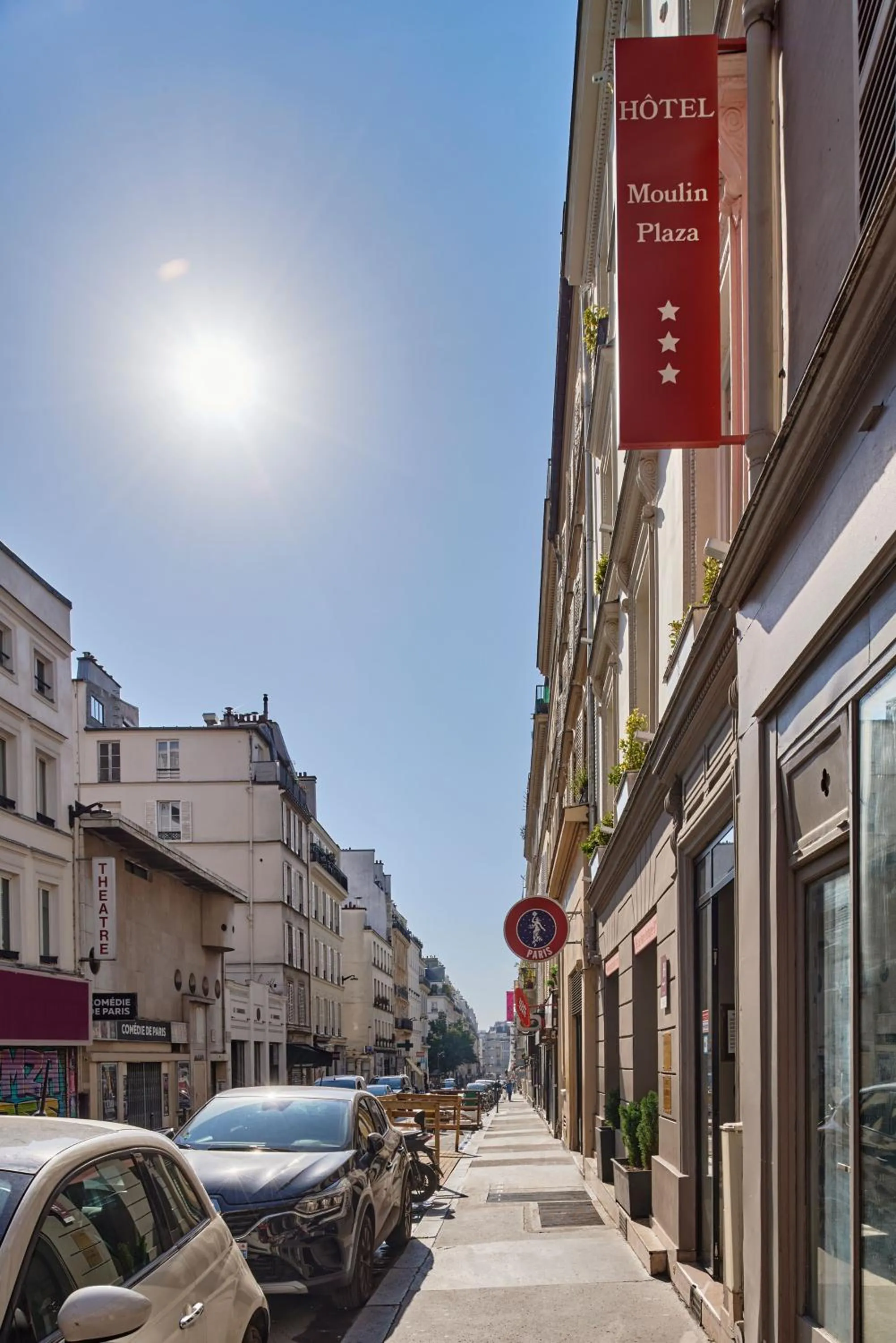 Facade/entrance in Posy Hotel by Happyculture