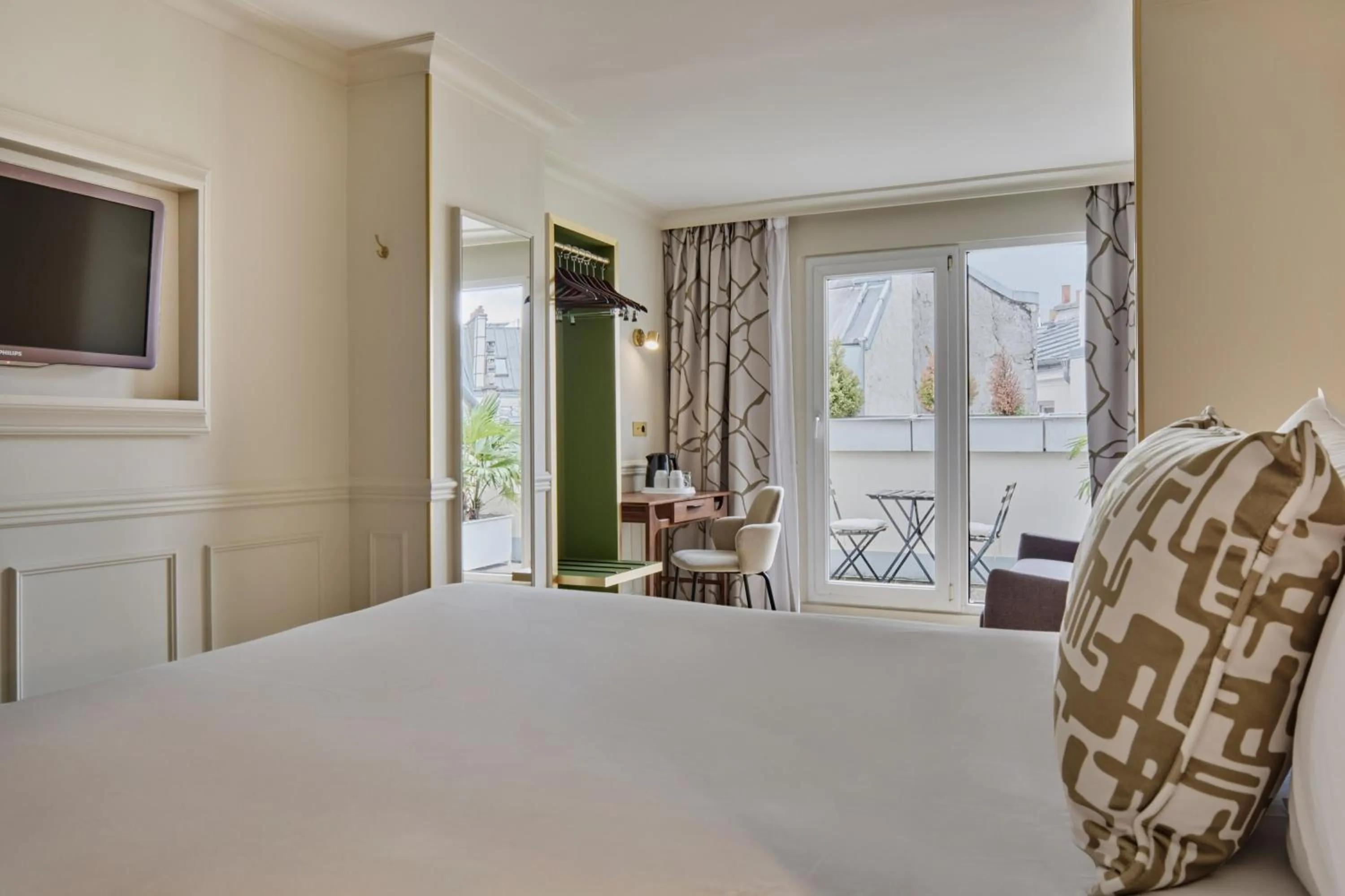 Photo of the whole room, Bed in Posy Hotel by Happyculture