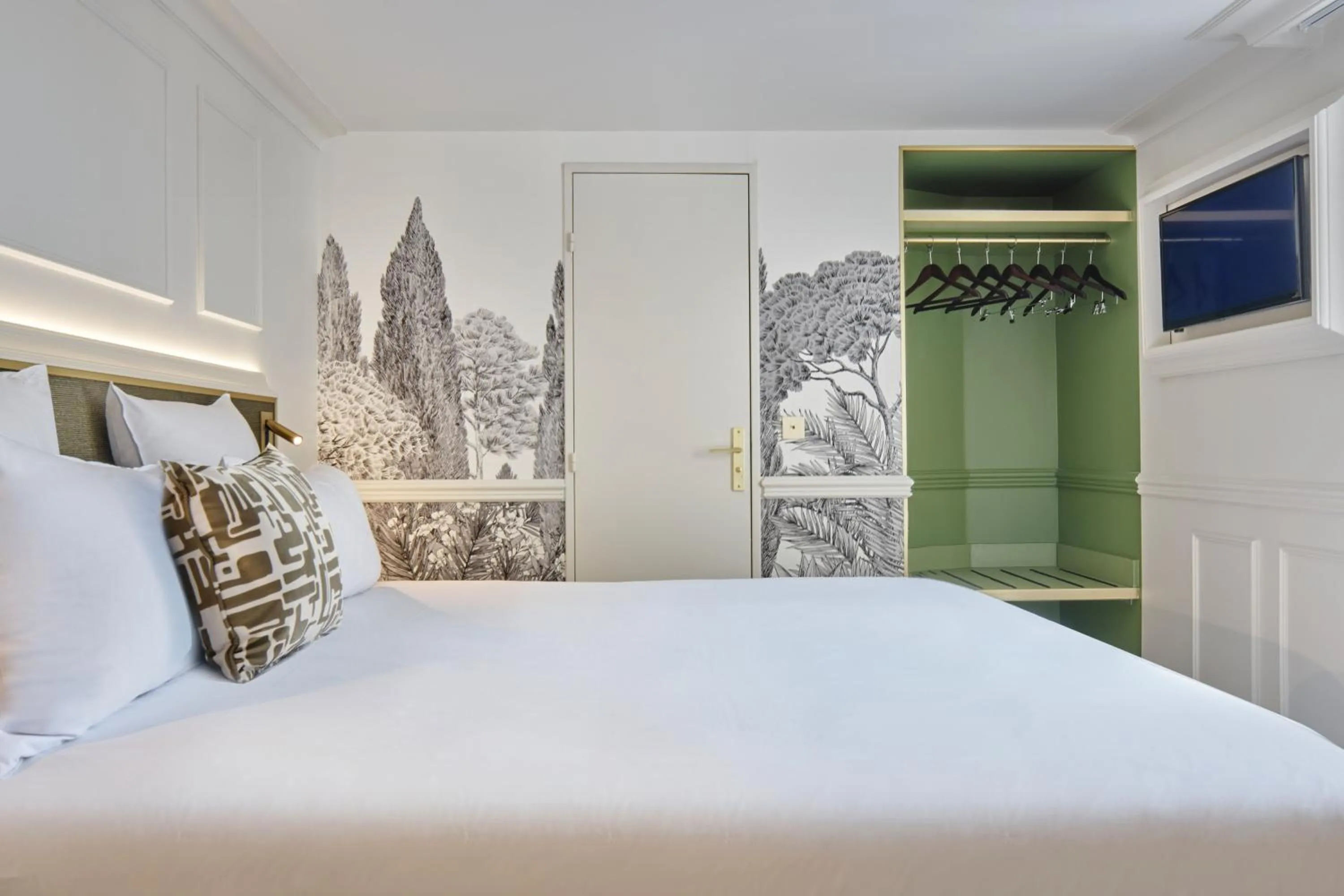 Photo of the whole room, Bed in Posy Hotel by Happyculture