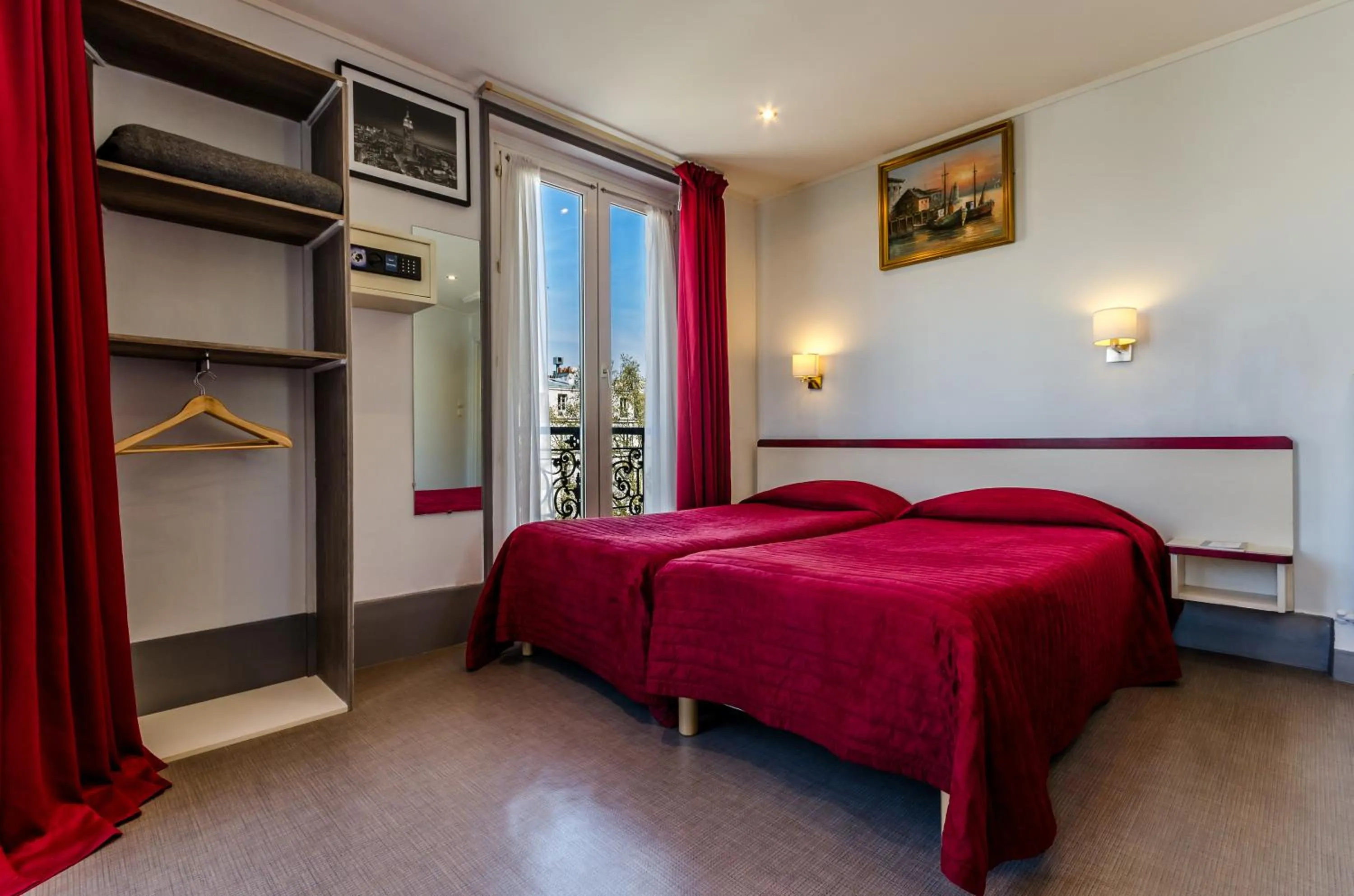 Photo of the whole room, Bed in Avenir Hotel Montmartre