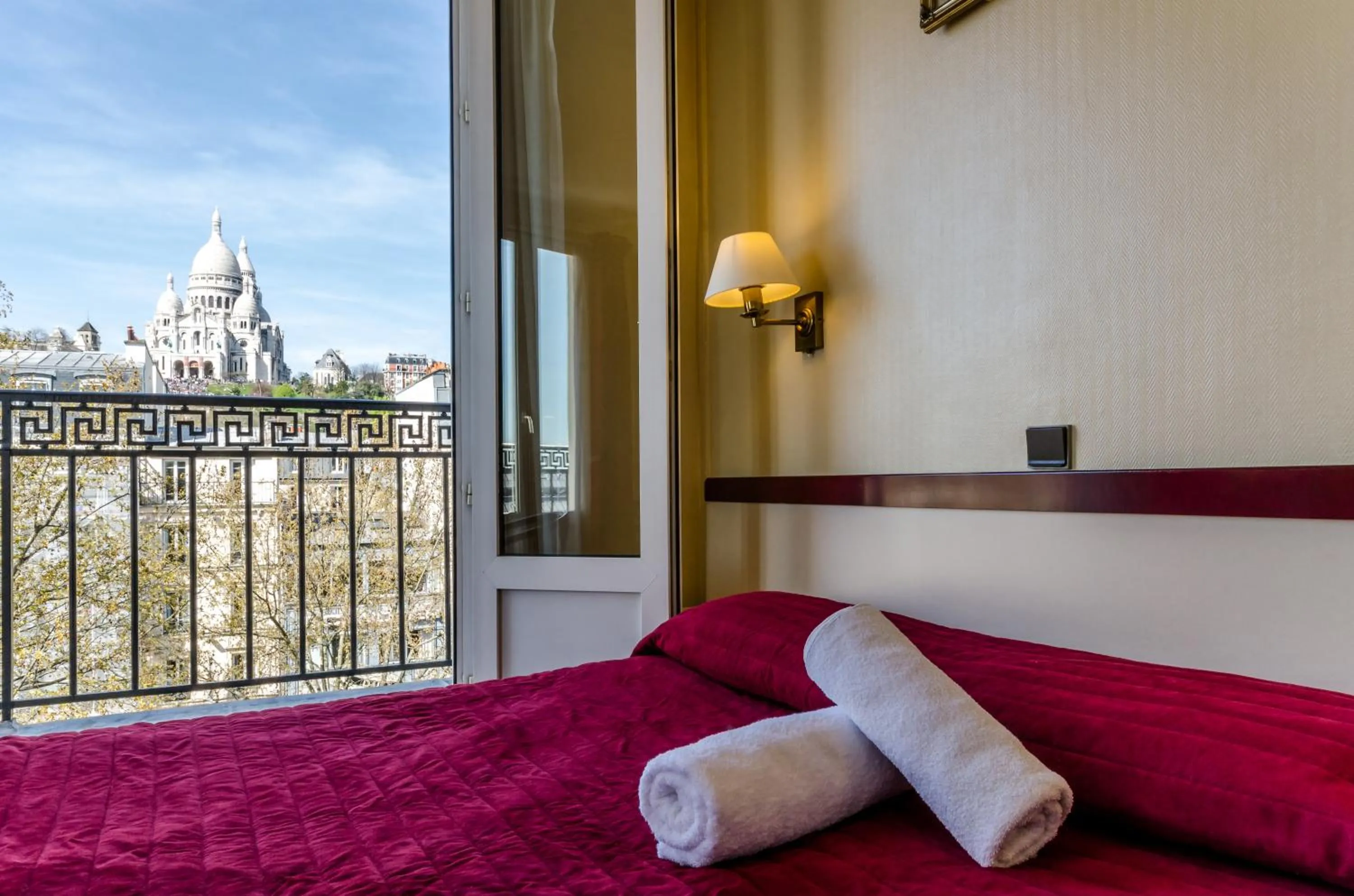 Landmark view, Bed in Avenir Hotel Montmartre
