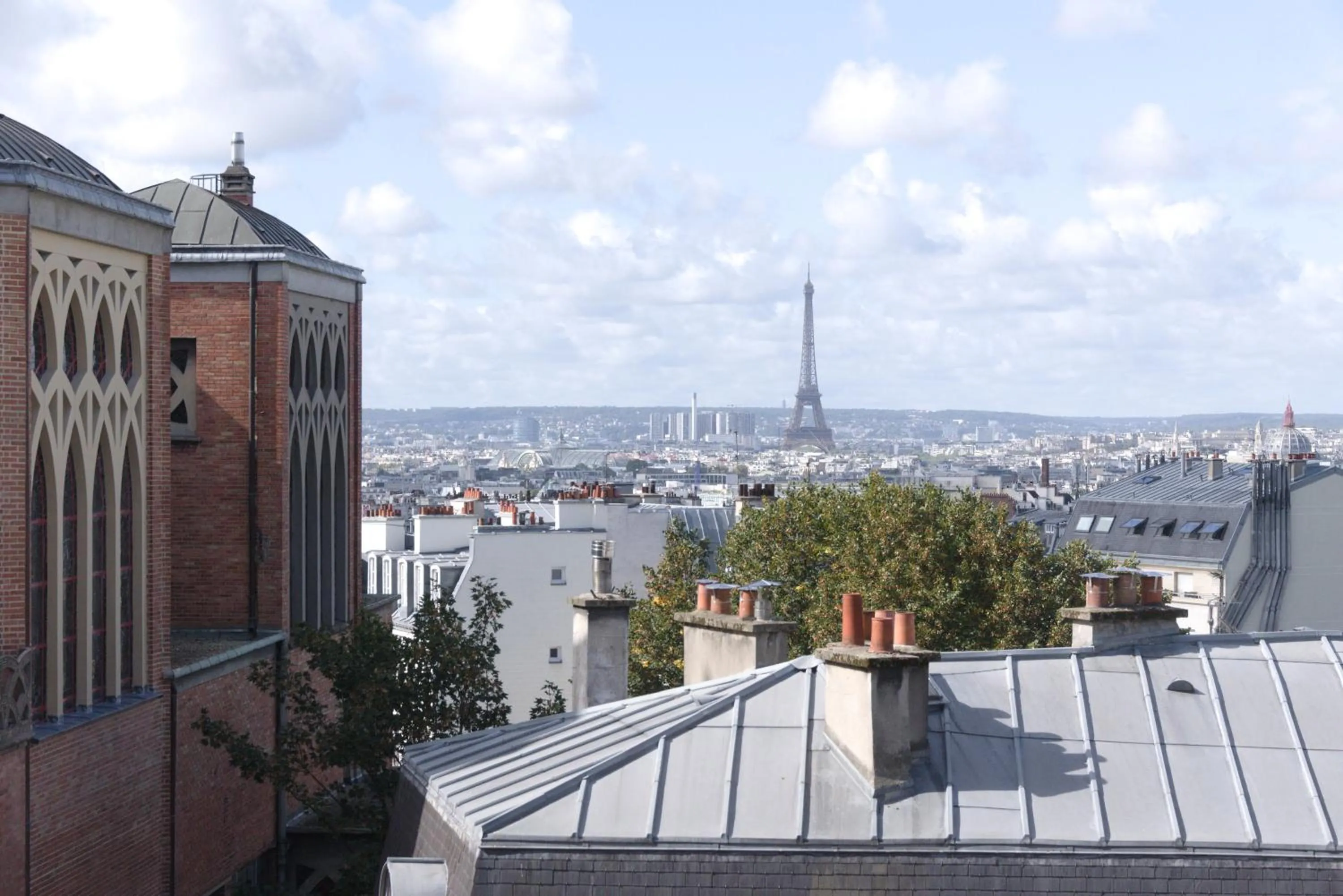 Landmark view in Hôtel Regyn's Montmartre