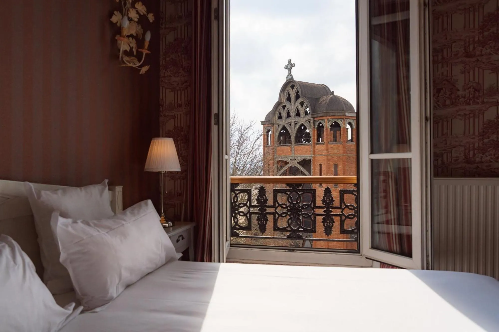 Photo of the whole room, Bed in Hôtel Regyn's Montmartre