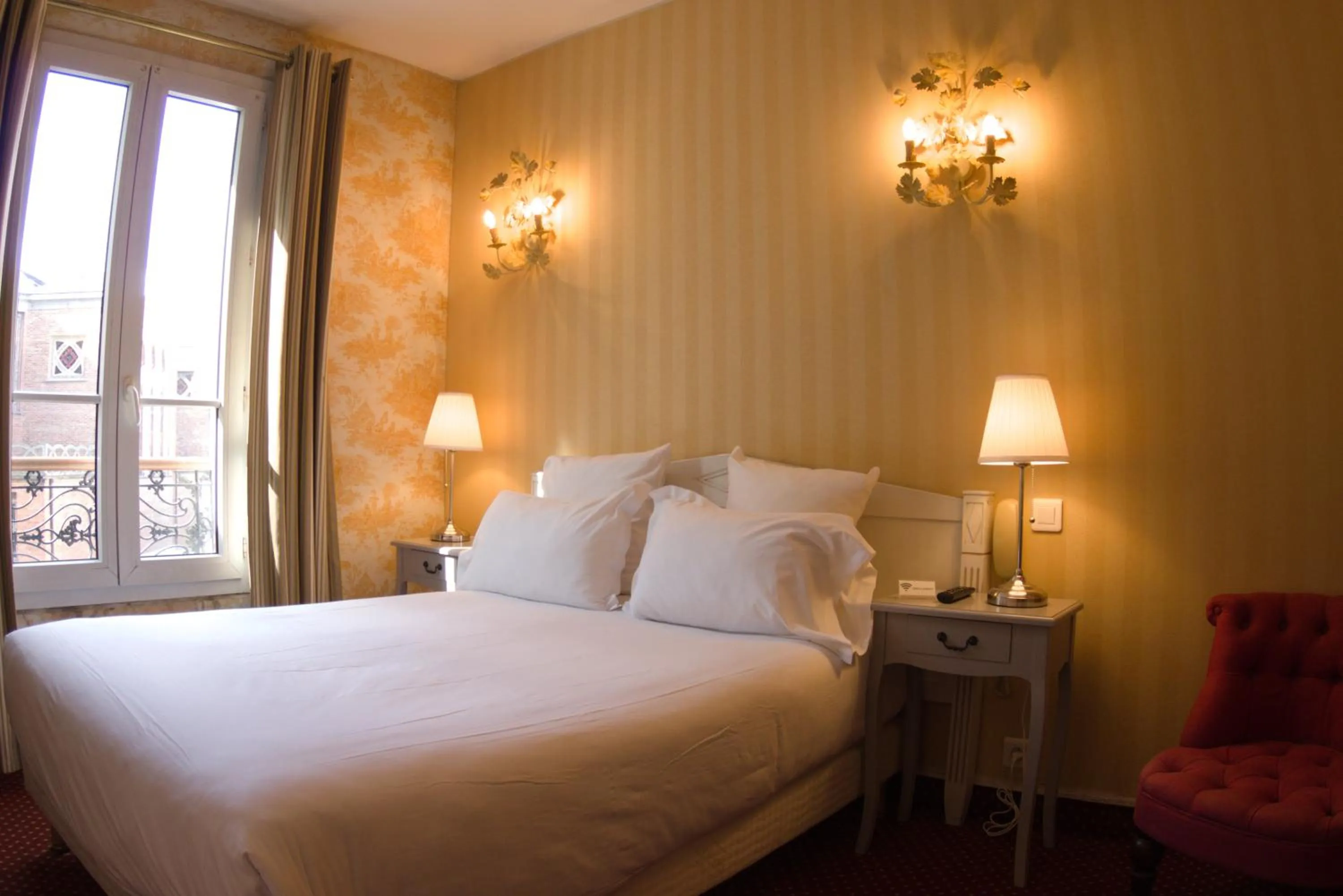 Photo of the whole room, Bed in Hôtel Regyn's Montmartre