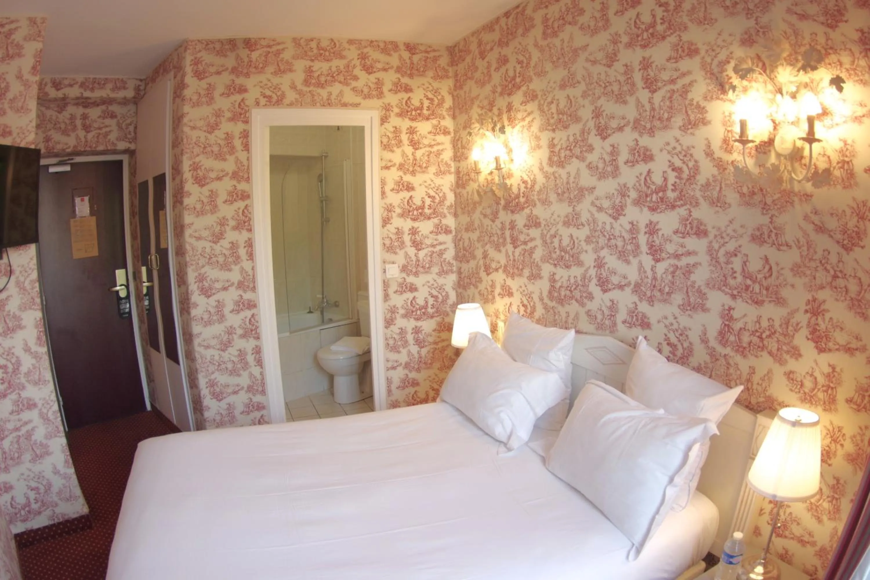 Photo of the whole room, Bed in Hôtel Regyn's Montmartre