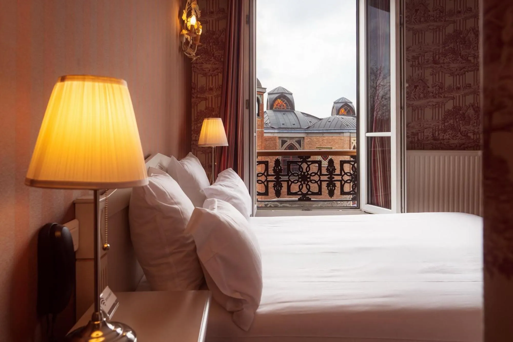 Photo of the whole room, Bed in Hôtel Regyn's Montmartre