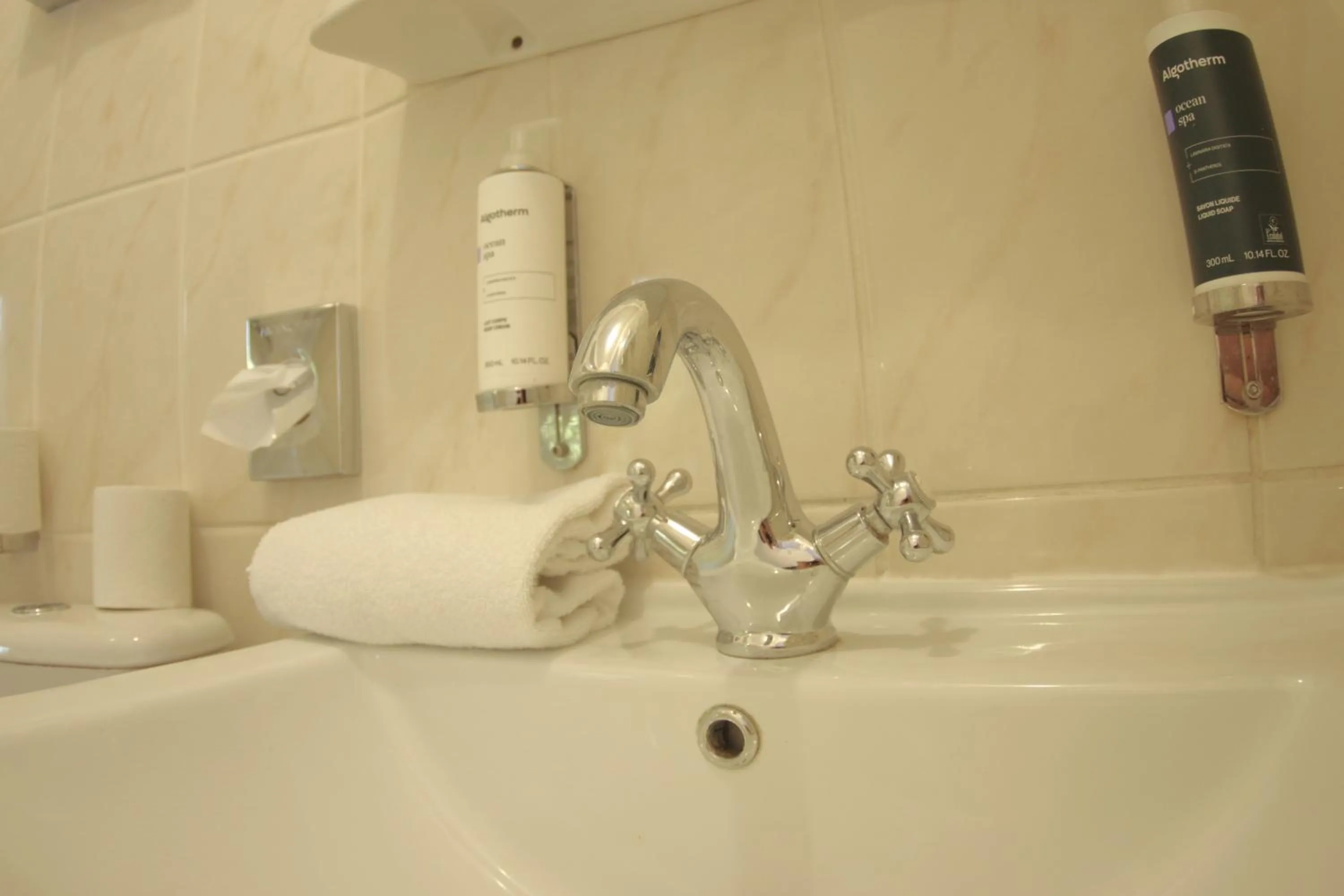 Bathroom in Hôtel Regyn's Montmartre