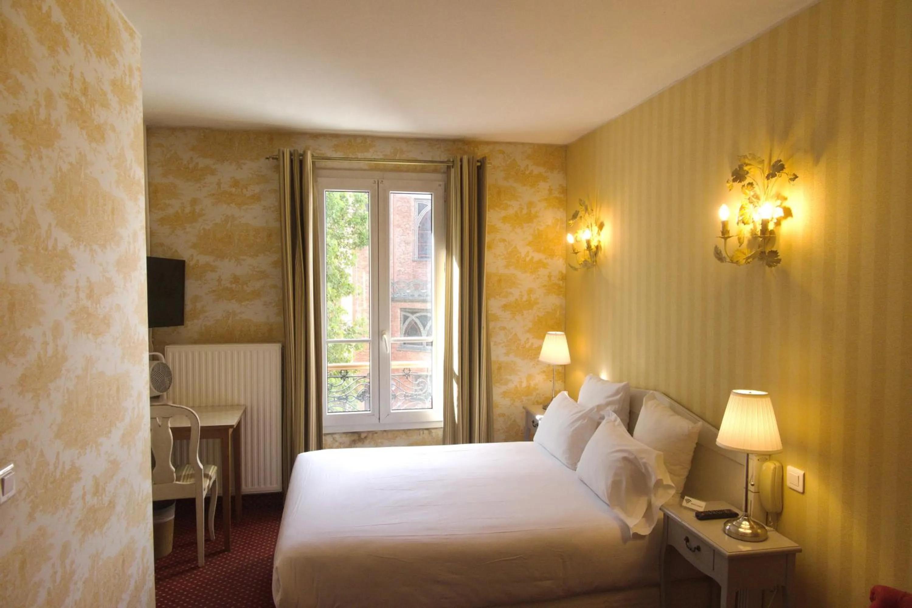 Bedroom, Bed in Hôtel Regyn's Montmartre