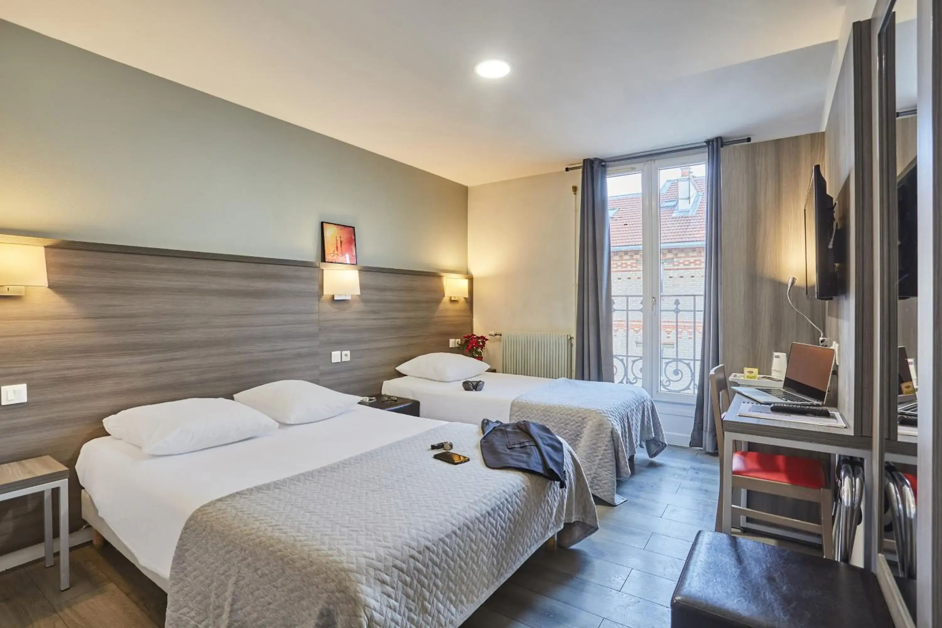 Photo of the whole room, Bed in Huni Hôtel Photo of the whole room, Bed in Huni Hôtel