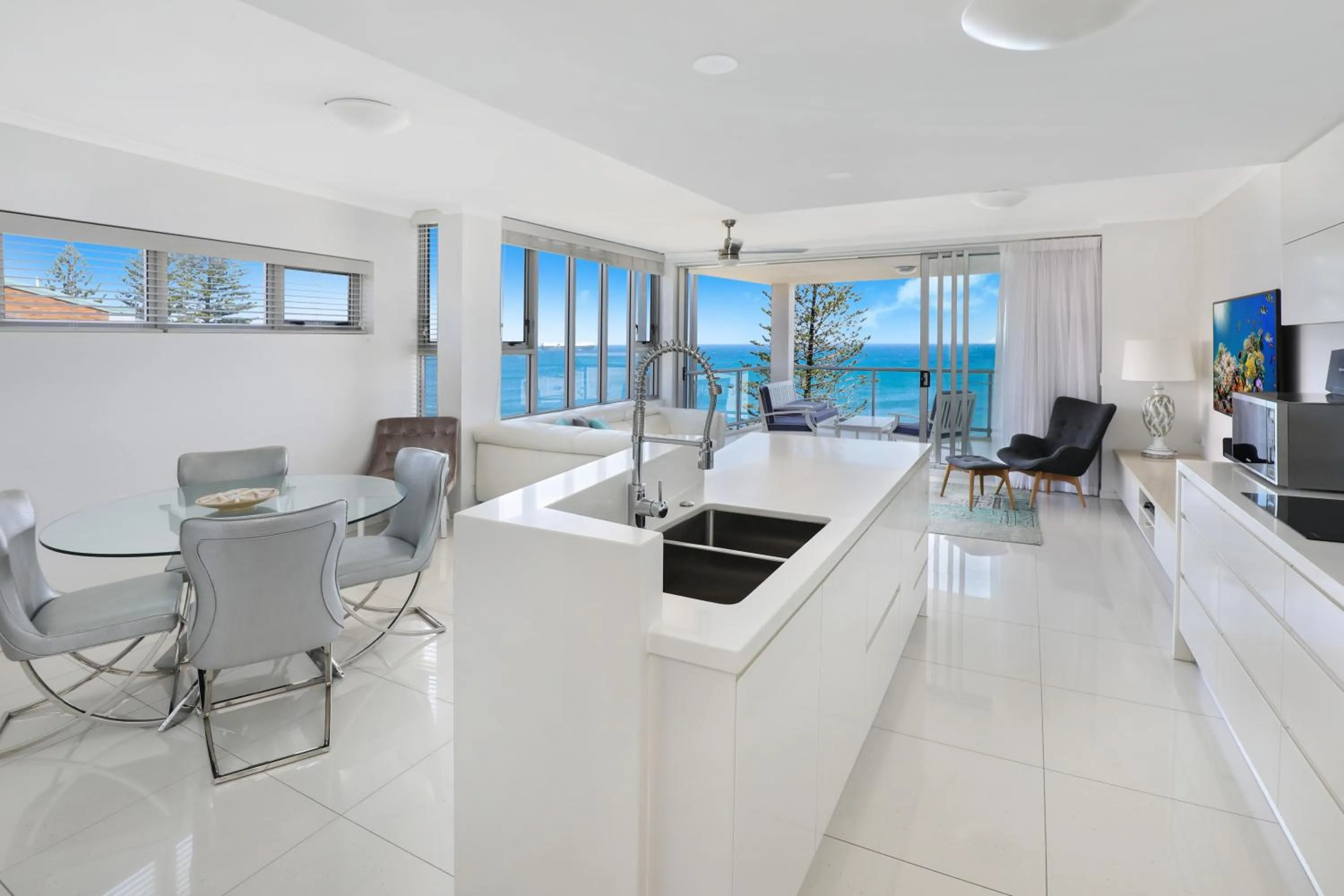 Kitchen or kitchenette in Kings Edge Holiday Apartments
