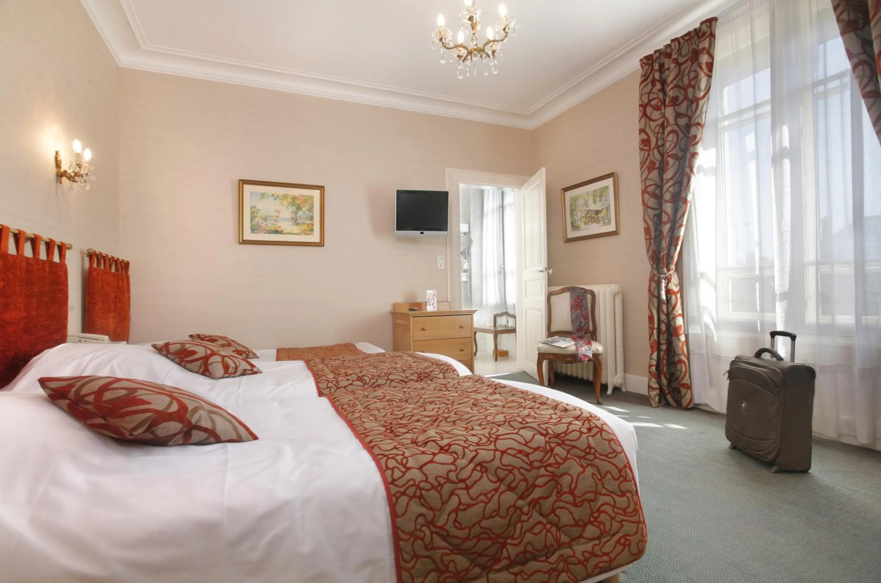 Photo of the whole room, Bed in The Originals Boutique, Hôtel Normandie, Auxerre