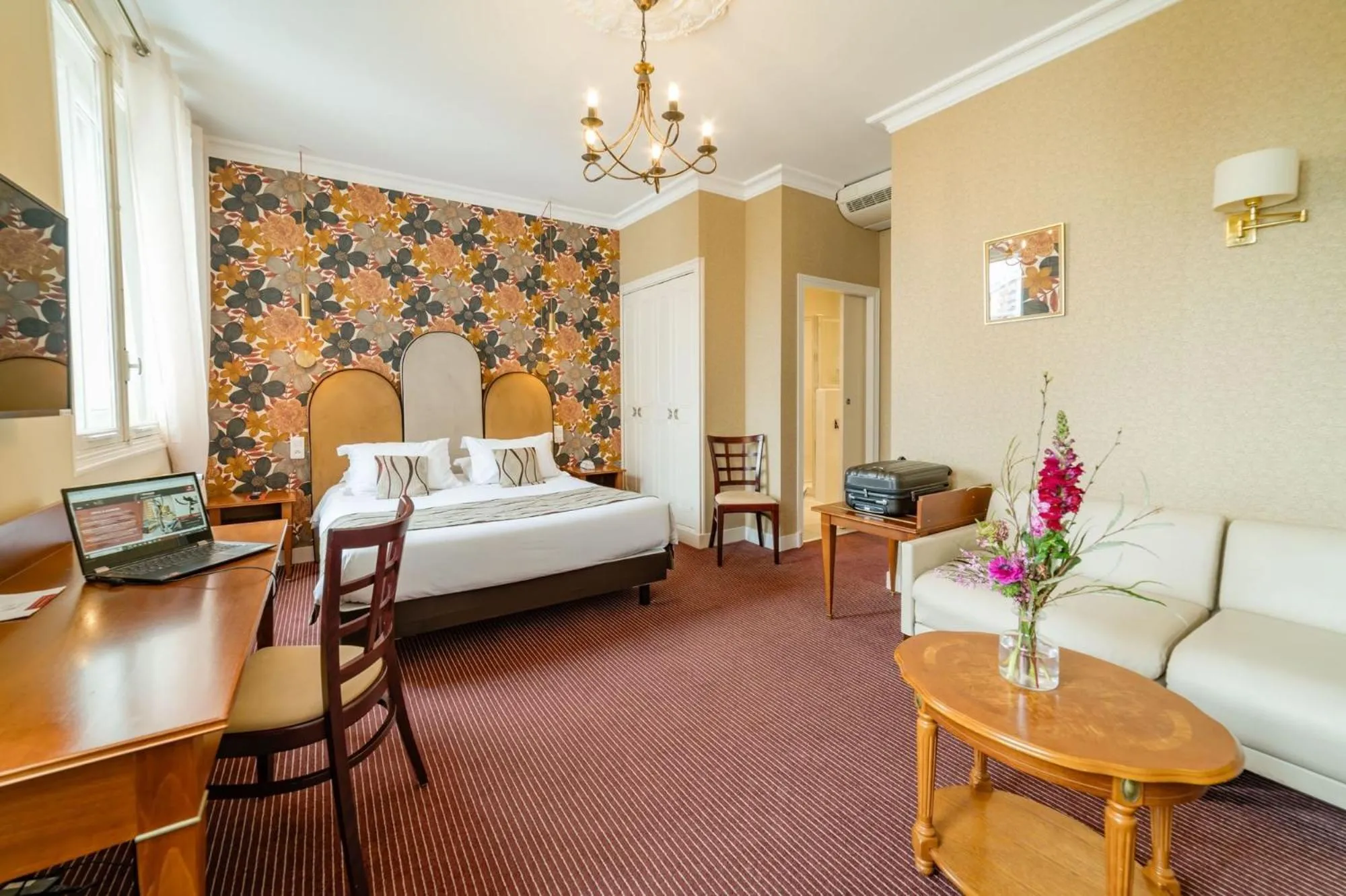 Bed in The Originals Boutique, Hôtel Normandie, Auxerre