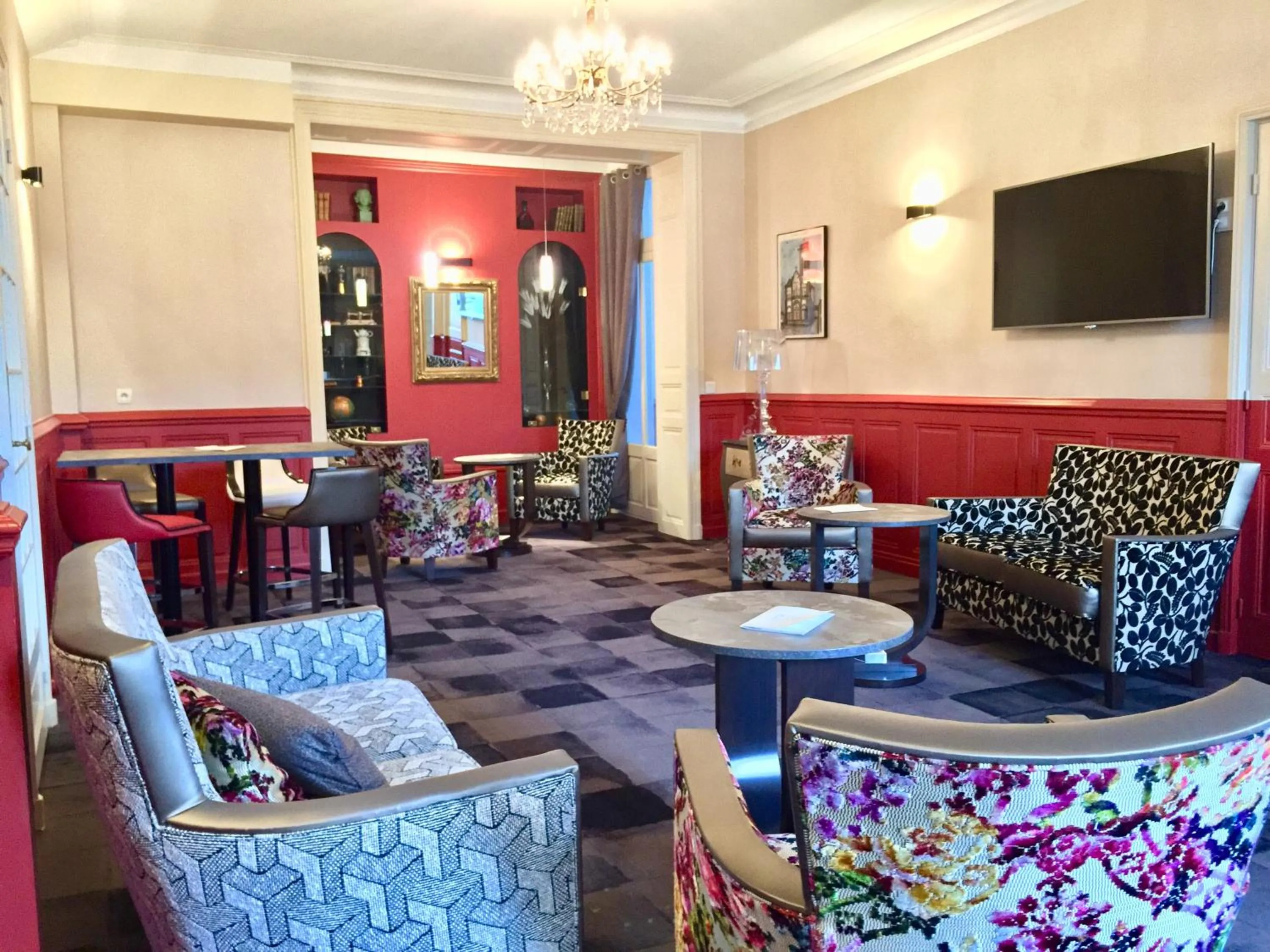 Lounge or bar in The Originals Boutique, Hôtel Normandie, Auxerre