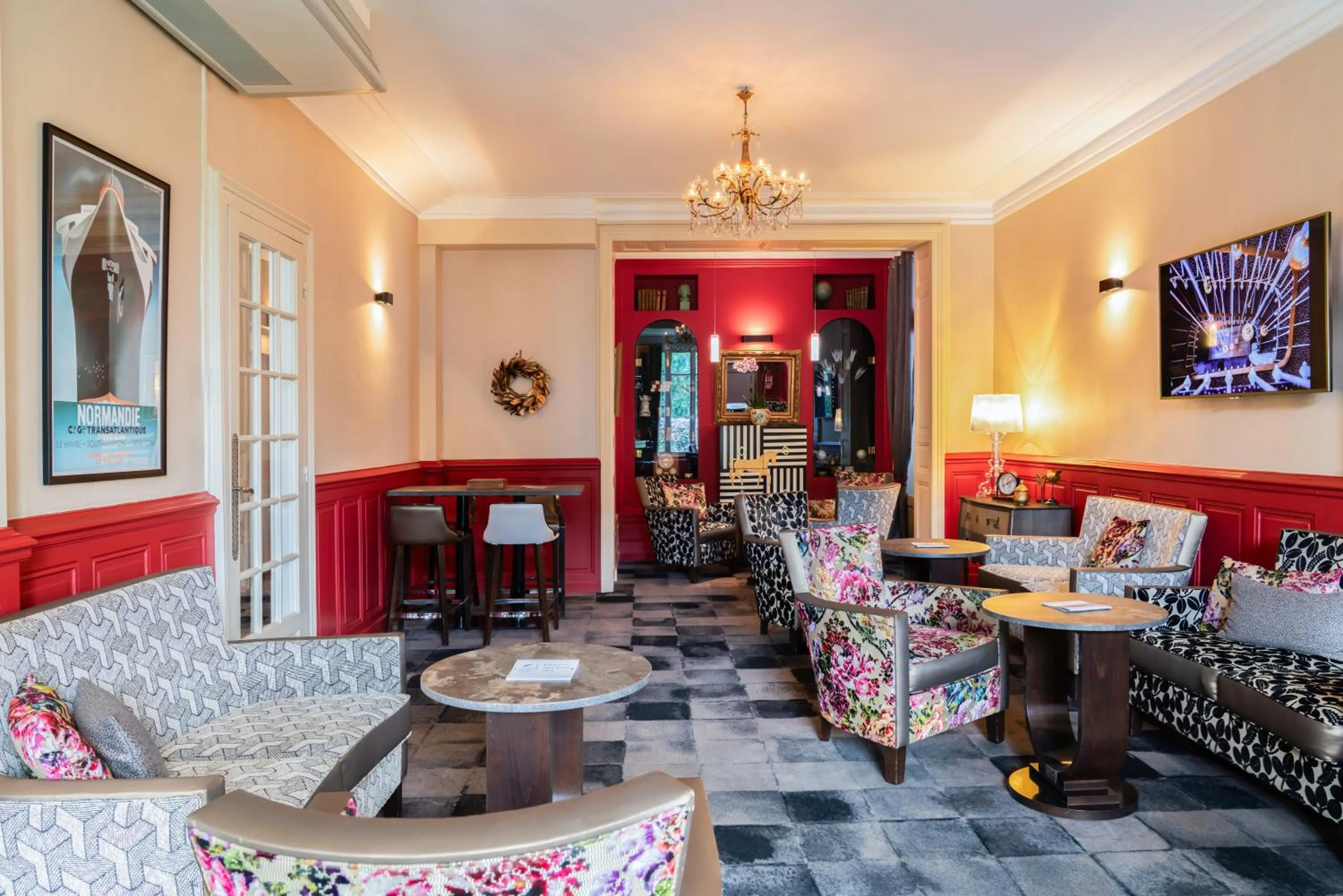 Communal lounge/ TV room in The Originals Boutique, Hôtel Normandie, Auxerre